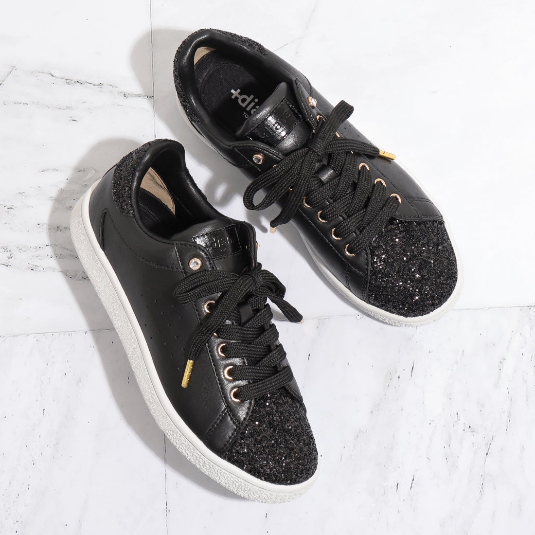 プラスダイアナ ＋diana ビジュー付きパンチングスニーカー （黒光布
