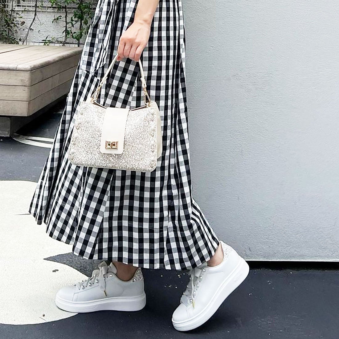 プラスダイアナ ＋diana パールビジュー付きリボンスニーカー （白人工