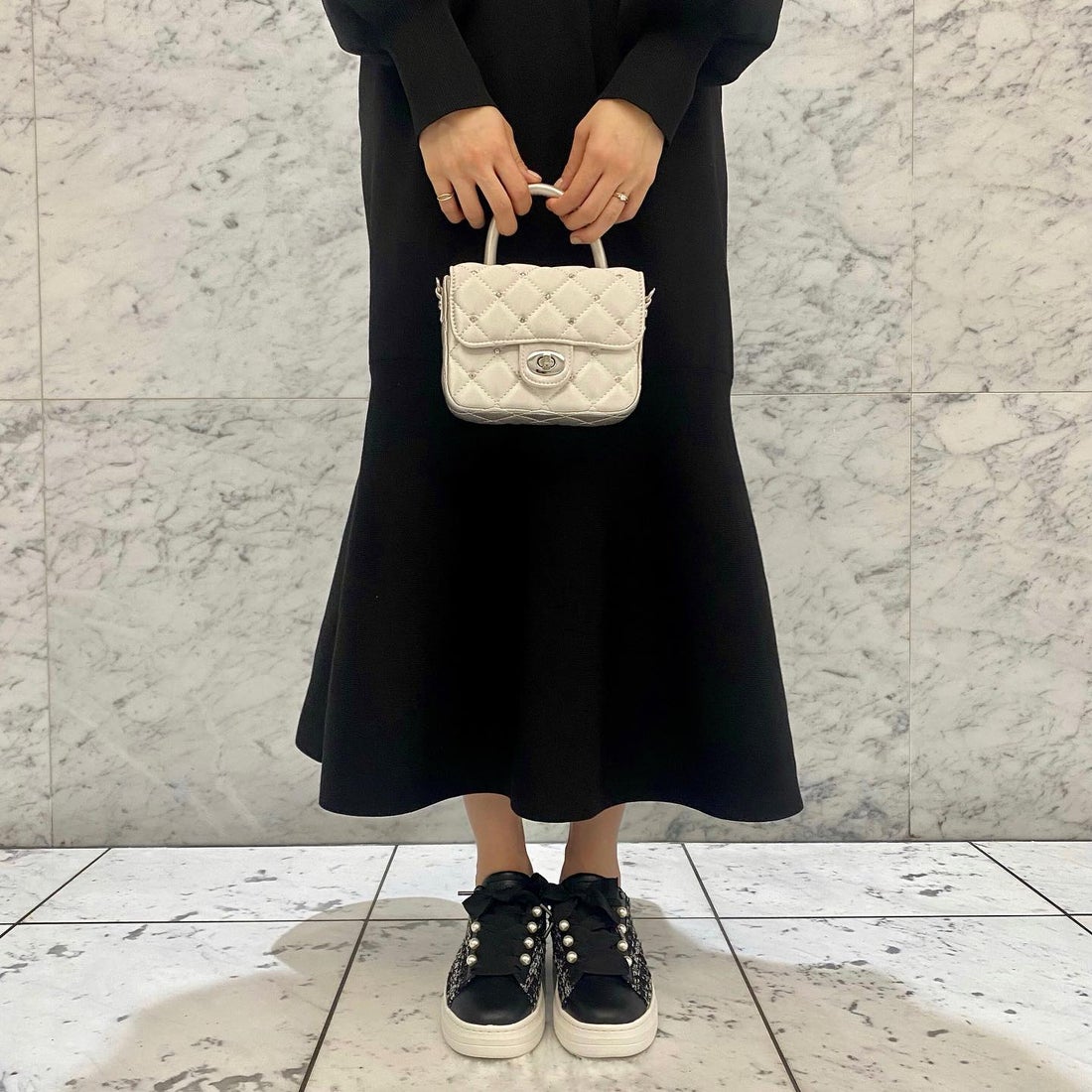 プラスダイアナ ＋diana パールビジュー付きリボンスニーカー （黒人工