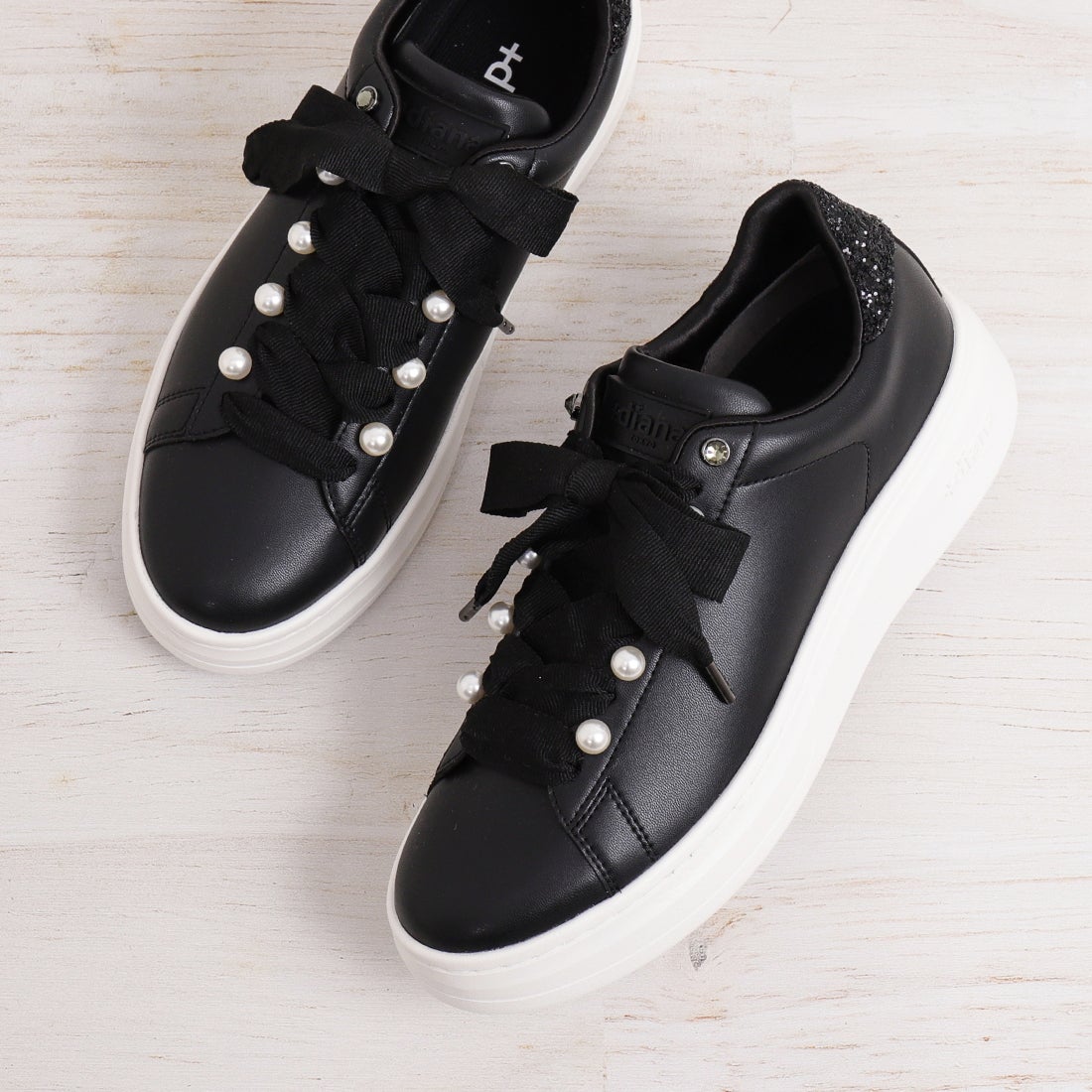 プラスダイアナ ＋diana パールビジュー付きリボンスニーカー （黒人工
