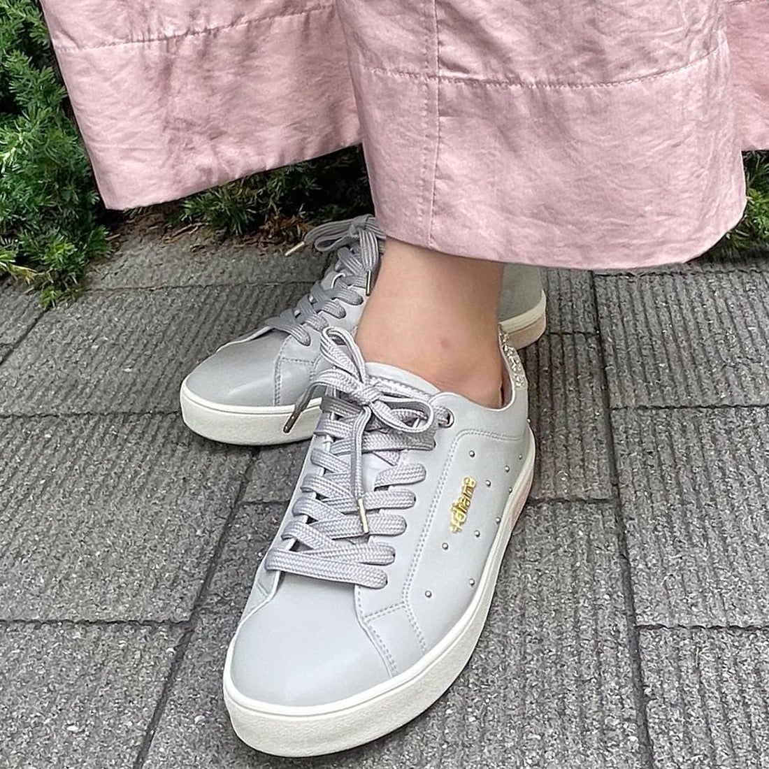 プラスダイアナ ＋diana スタッズ付きスタンダードスニーカー （グレー