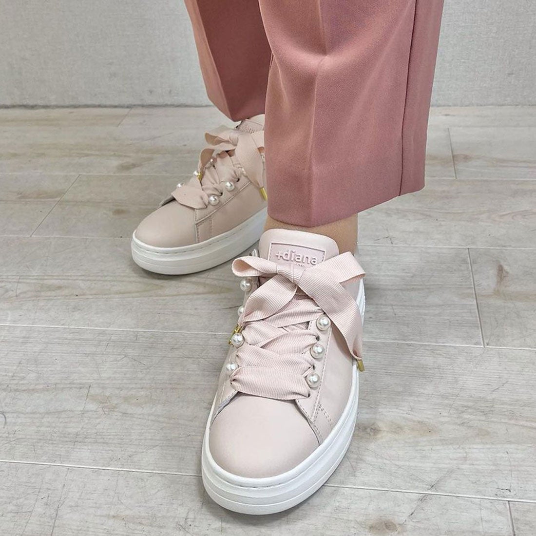 プラスダイアナ ＋diana パールビジュー付きリボンスニーカー （ピンク