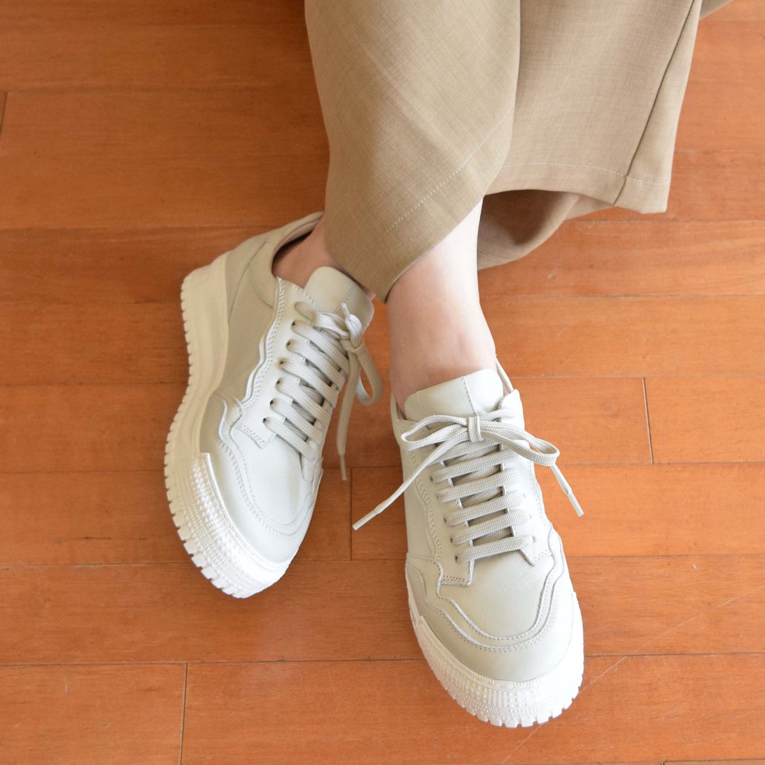 クシェリ QUSHELI ベーシックレザースニーカー （オフホワイト