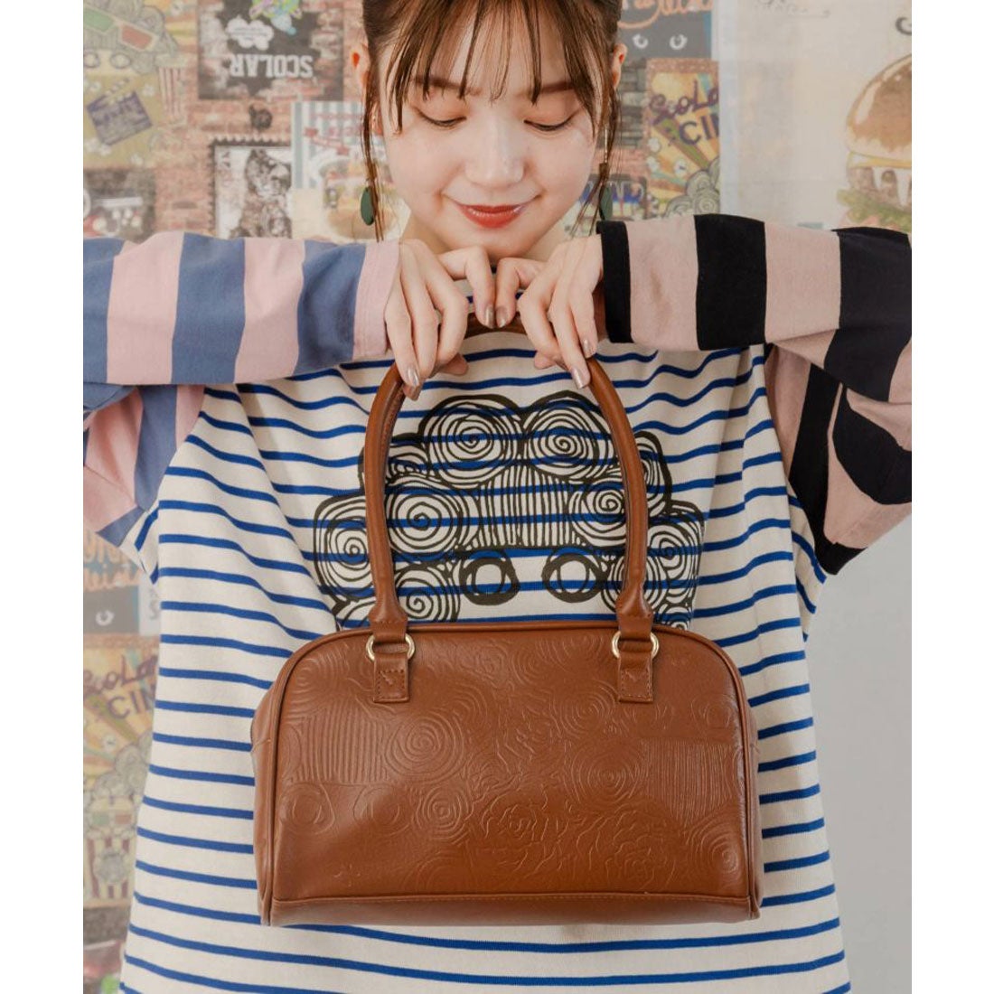 スカラー ScoLar 型押しスカラーちゃん柄ボストンバッグ （ブラウン