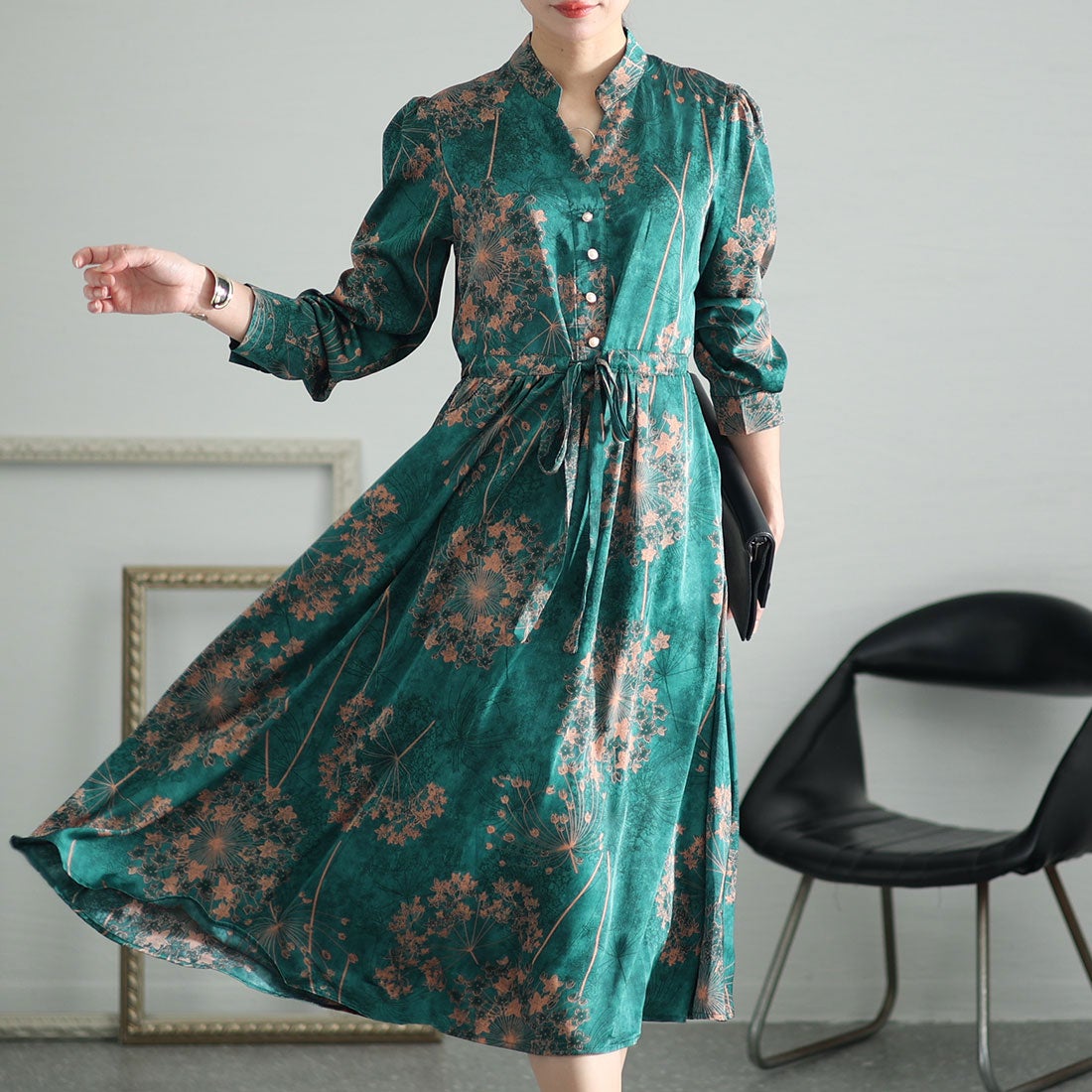 サワアラモード Sawa a la mode 異国風のレトロな花が舞う花柄ブラウス