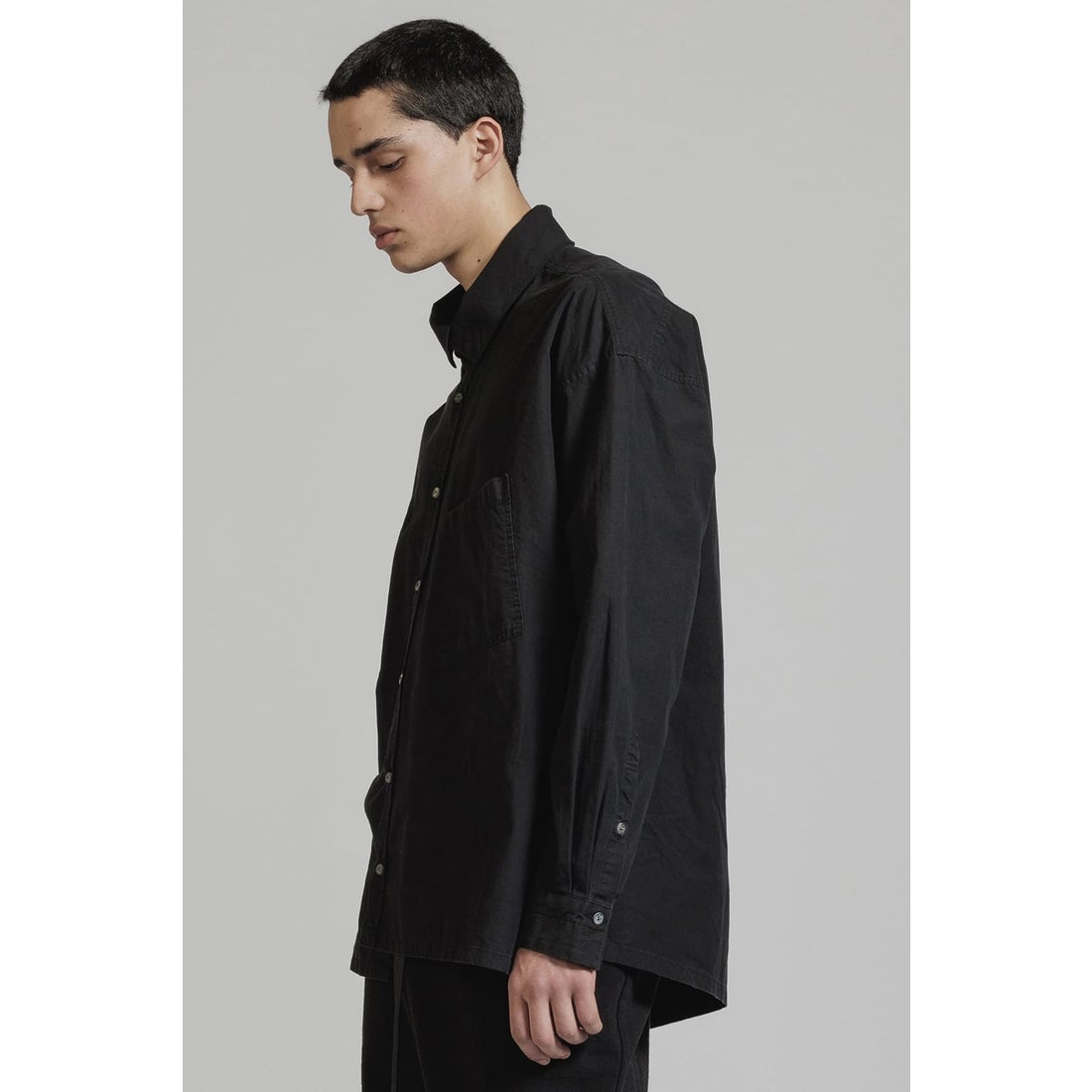 The Viridi-anne Diagonal Open High Neck Shirt （Black）- Osaka