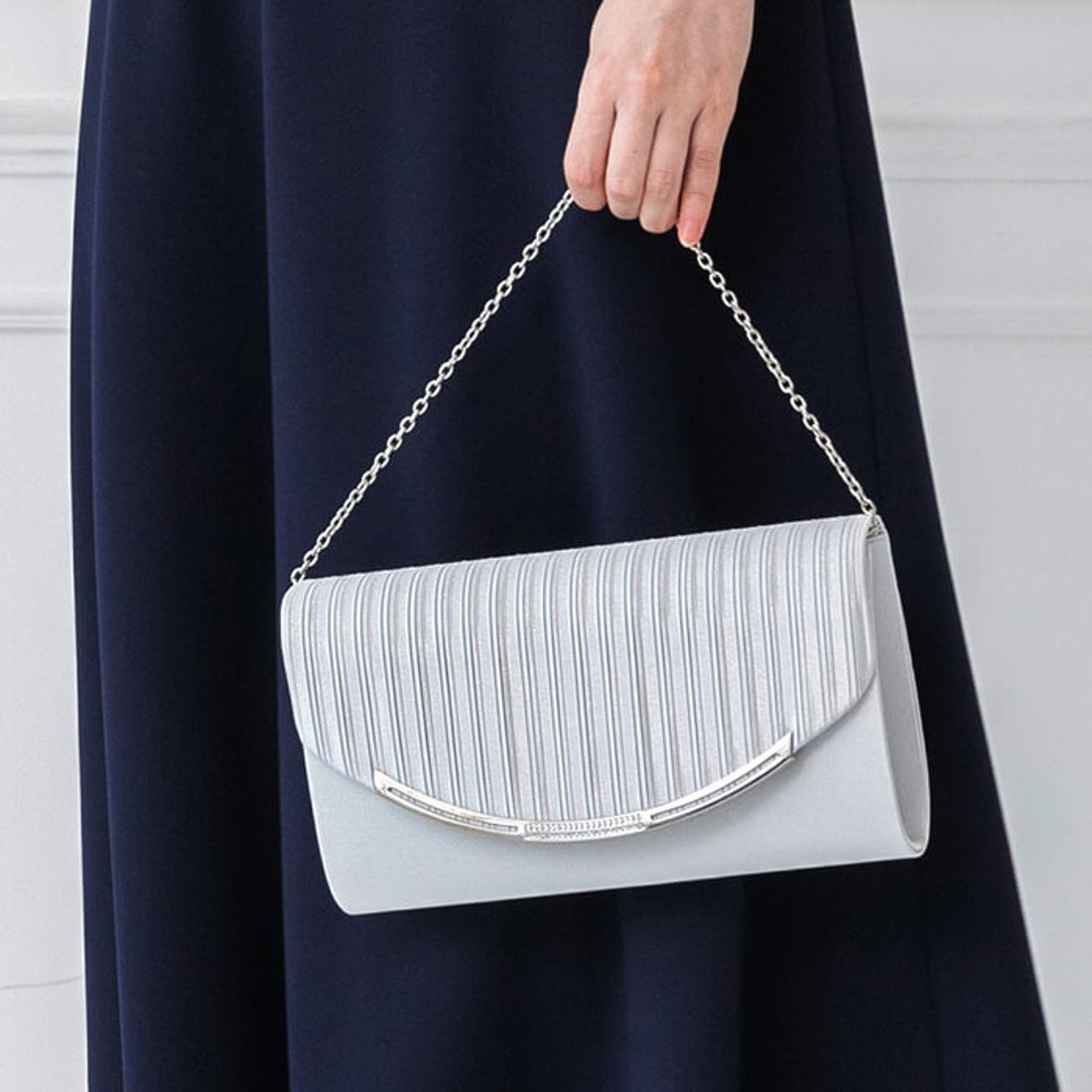 トウキョウソワール 東京ソワール プリーツデザインのパーティーバッグ