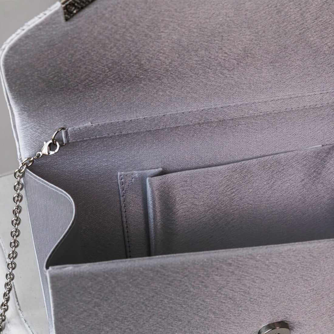 トウキョウソワール 東京ソワール プリーツデザインのパーティーバッグ