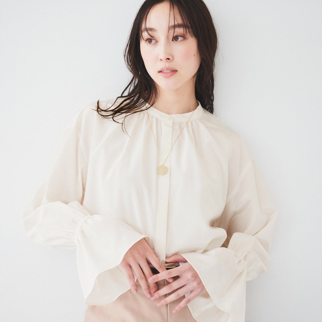 アンタイトル UNTITLED バンドカラーギャザーブラウス （オフホワイト