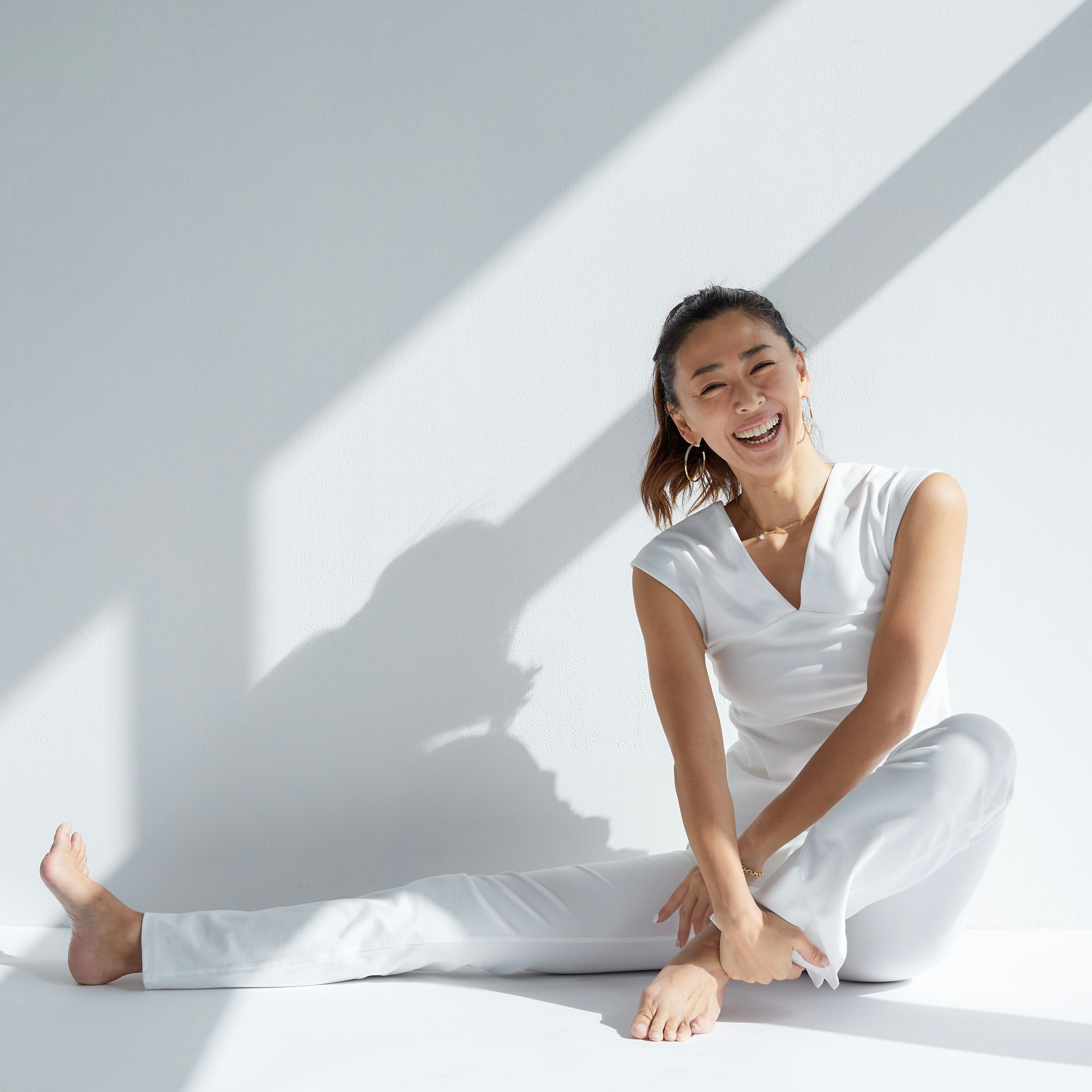 露出の少ないヨガウェアも。野沢和香さんの身も心も心地よくなる1着