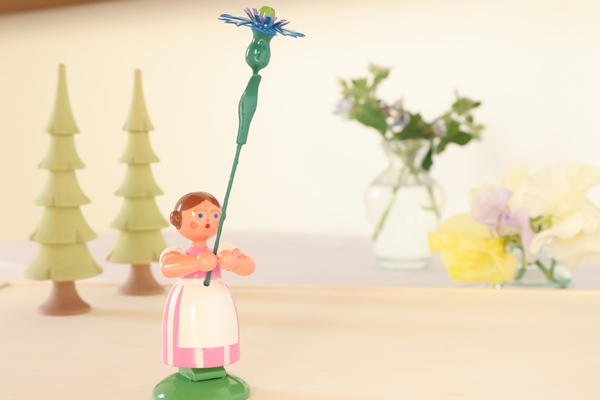 花を持つ少女エキナセア – ドイツ・ザイフェンの木のおもちゃ seiffen