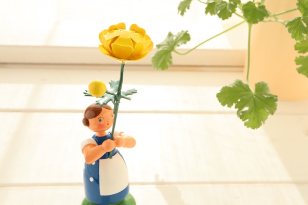 花を持つ少女エキナセア – ドイツ・ザイフェンの木のおもちゃ seiffen