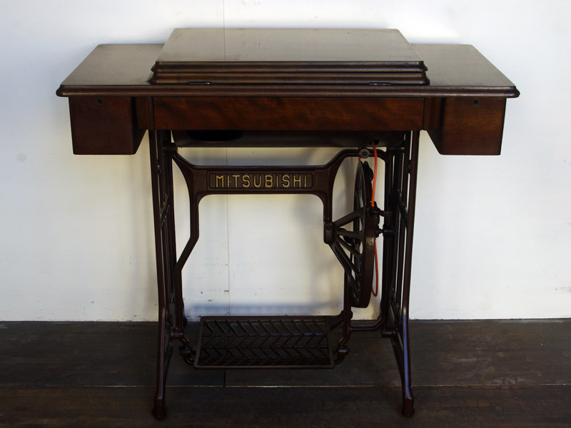 No.634 MITSUBISHI 三菱電機製 家庭用足踏みミシン：アンティーク