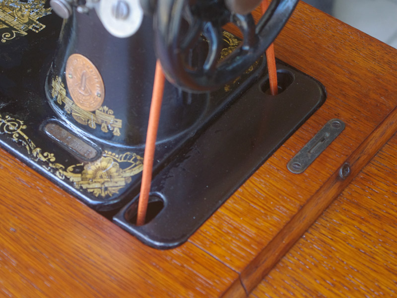 No.717 SINGER 15 シンガー製 鋳物網脚の足踏みミシン：アンティーク