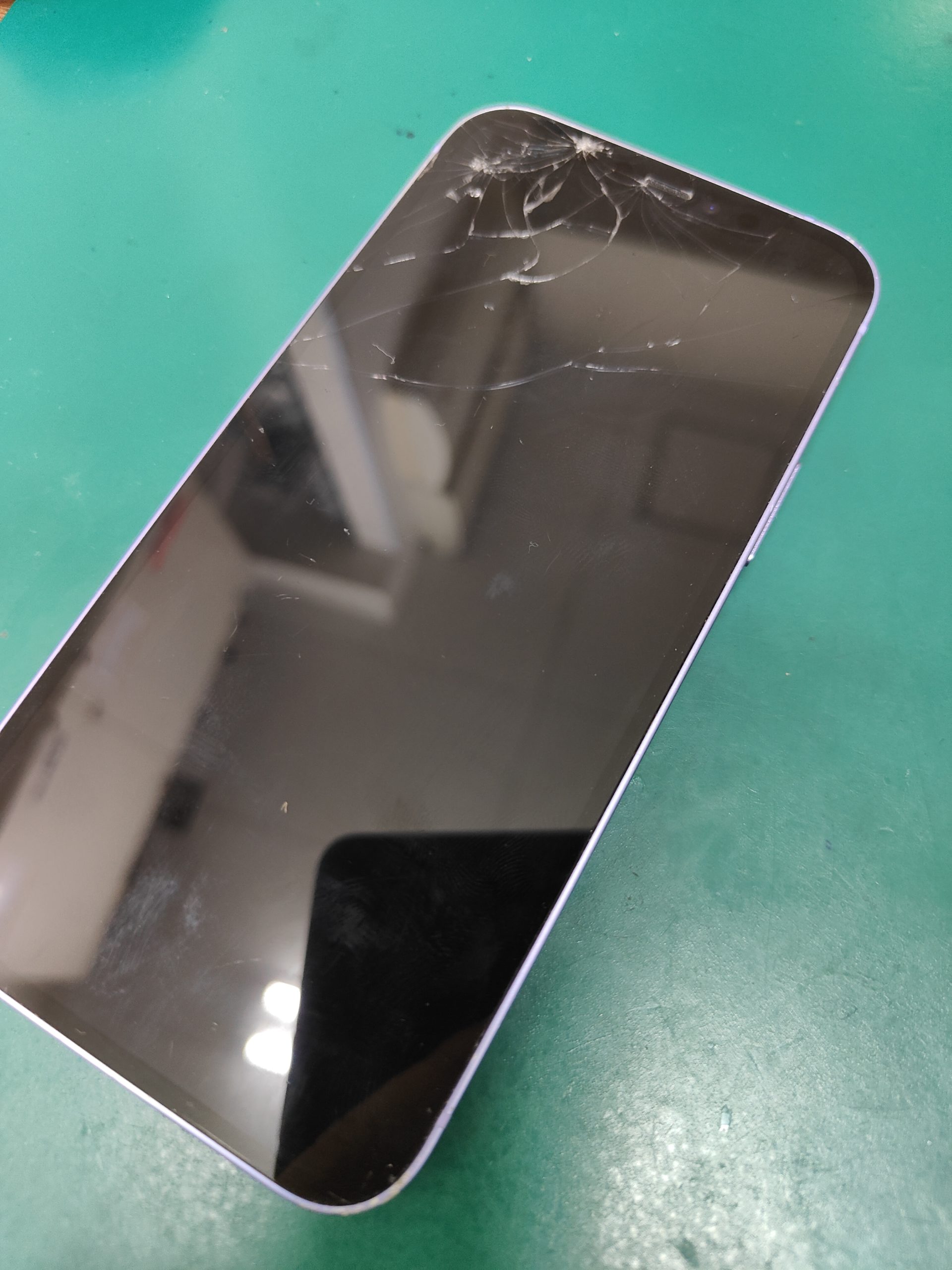 画面が割れて操作できなくなったiPhone12修理 | スマホ修理の