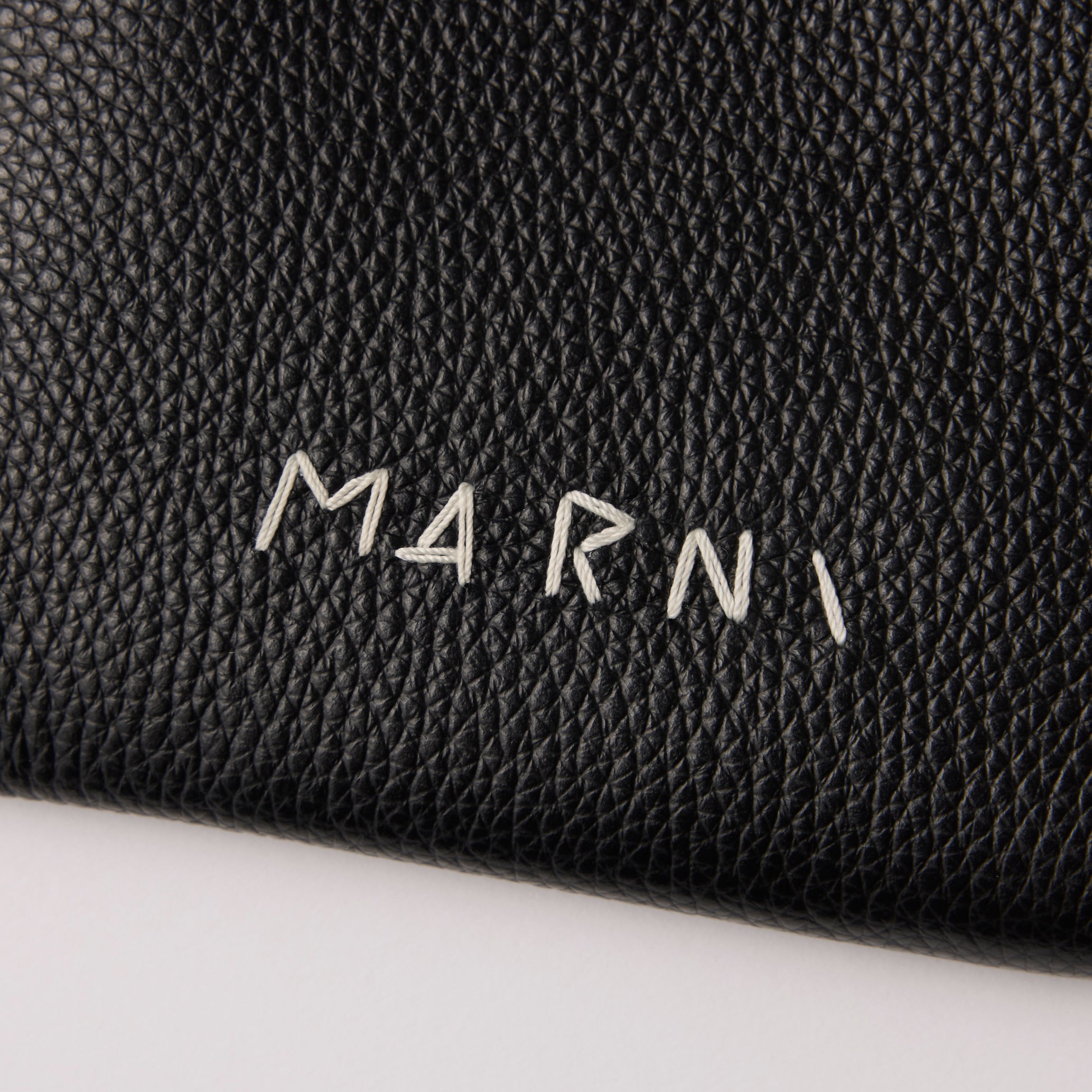 マルニ】レザー製ラウンドファスナーウォレット – GQ SHOP