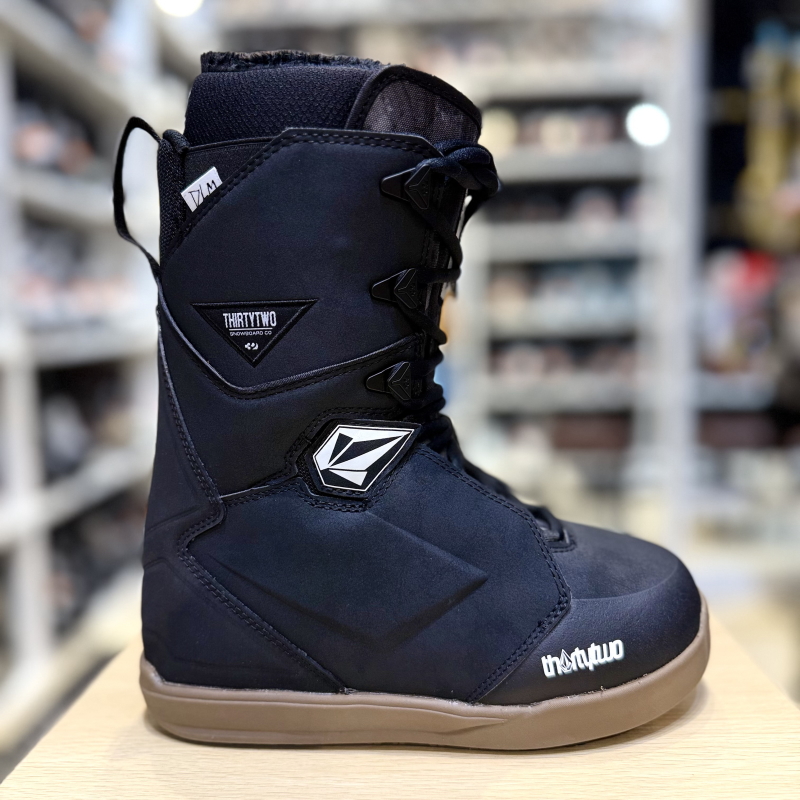 ラスト1点】 24-25 THIRTYTWO LASHED W'S X VOLCOM カラー:BLACK 23cm