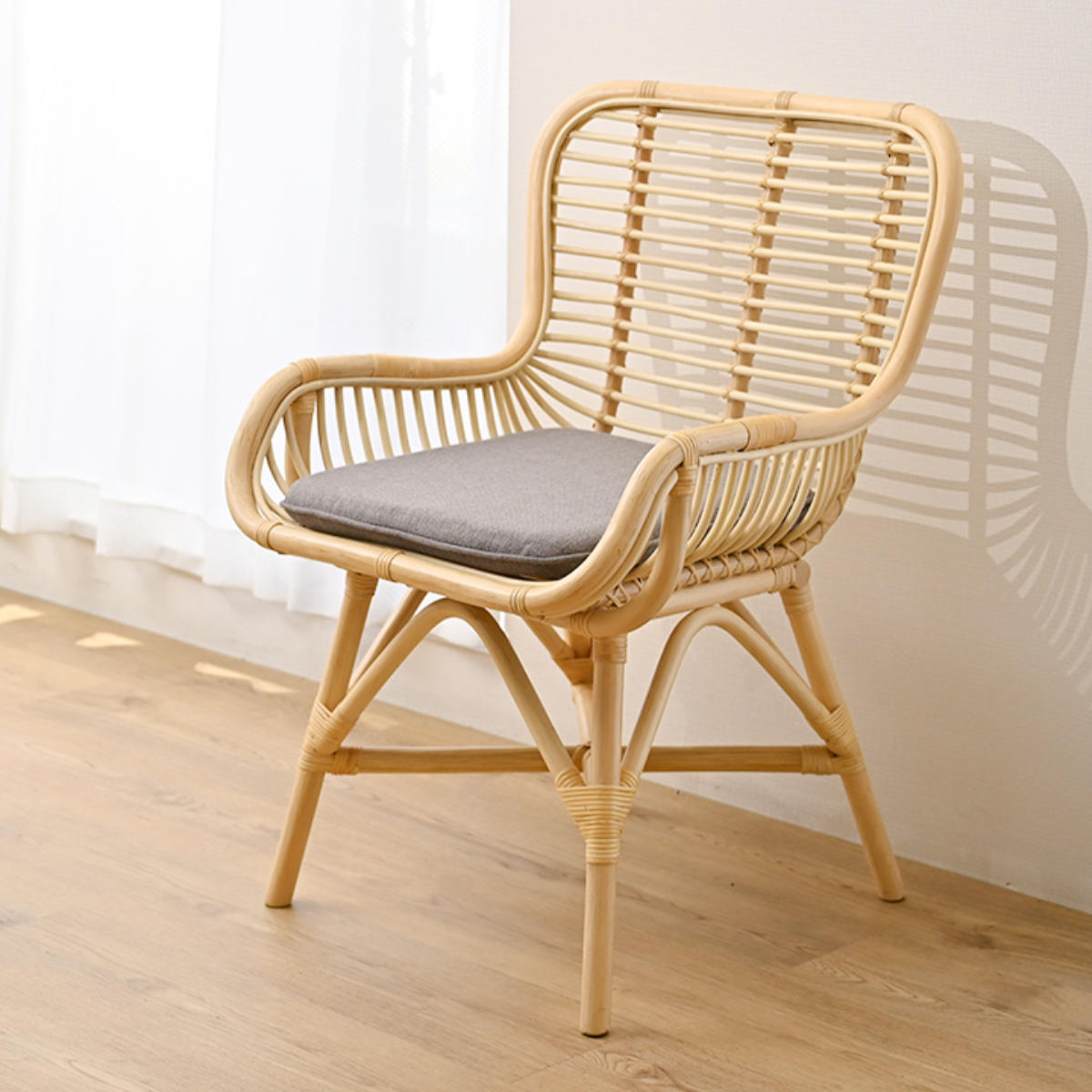 IKEA ラタン製アームチェア（クリーム色クッション付き） IKEA ラタン