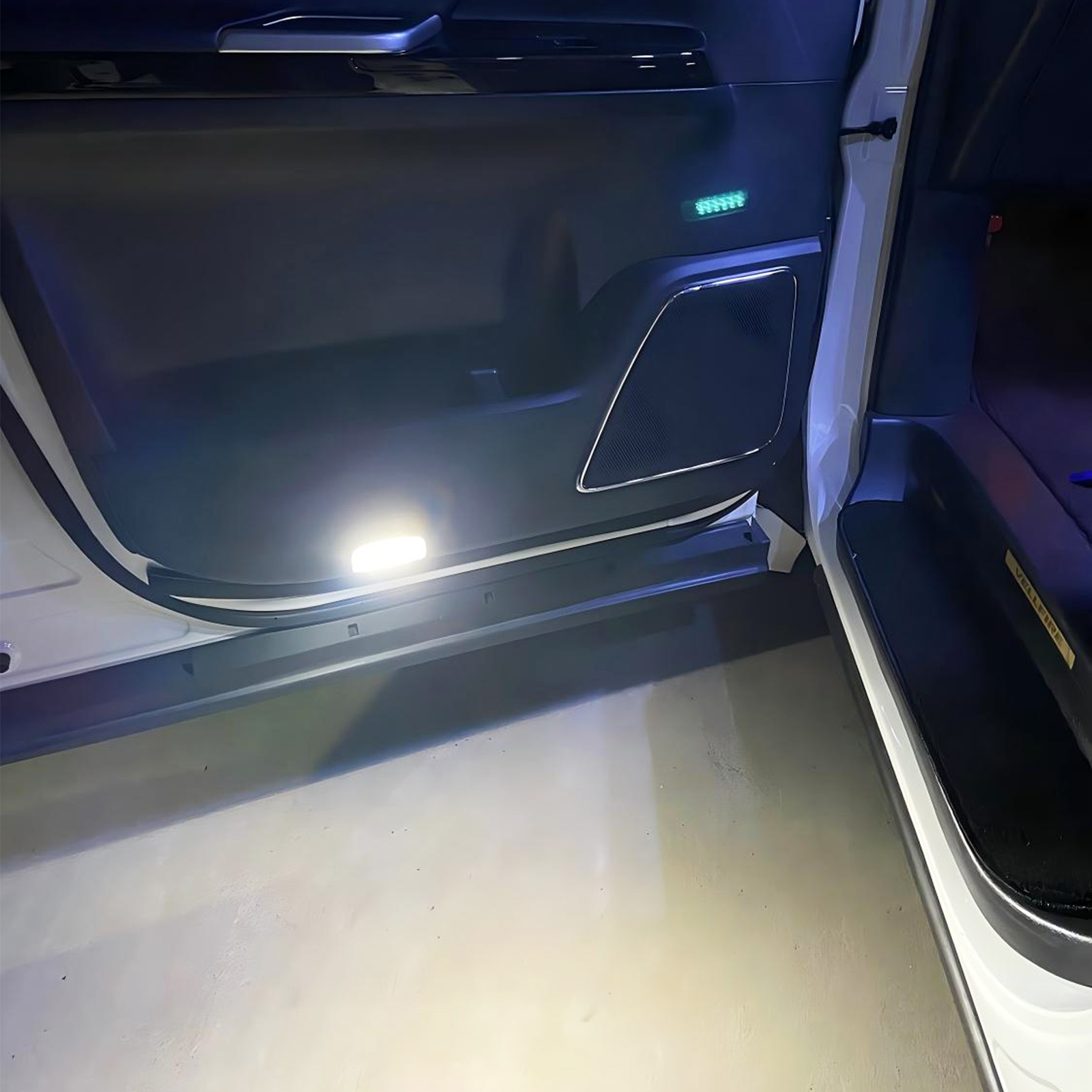 ランドクルーザー300系 ZX・GR SPORTS・VX LED カーテシランプ