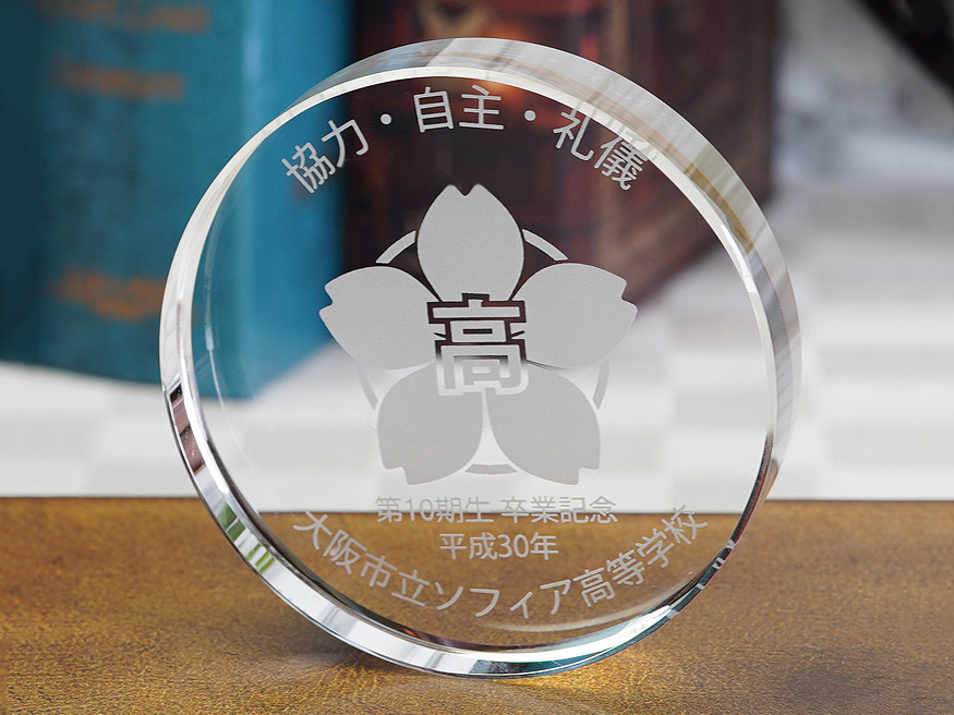 ペーパーウェイト《円形70》 - 直径70mmのクリスタルガラス製デスク