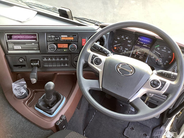 プロフィアの内装は上質なプロの仕事場！乗り心地の魅力もご紹介