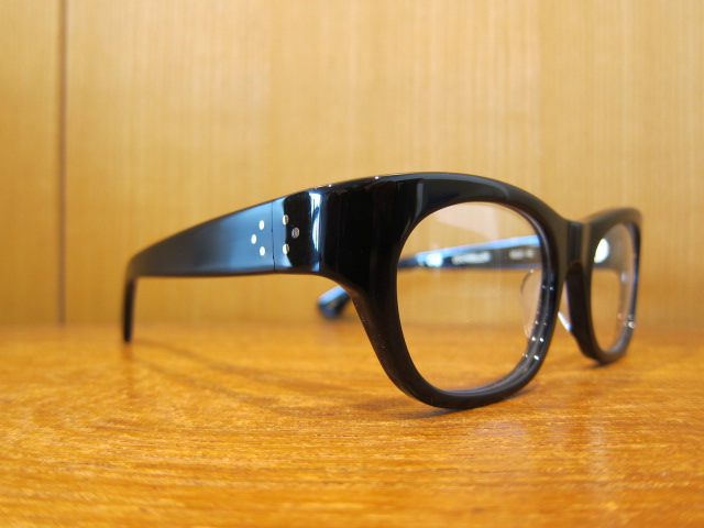 インパクトあるが、品のある太プラ枠 OLIVER GOLDSMITH | 福岡市薬院の