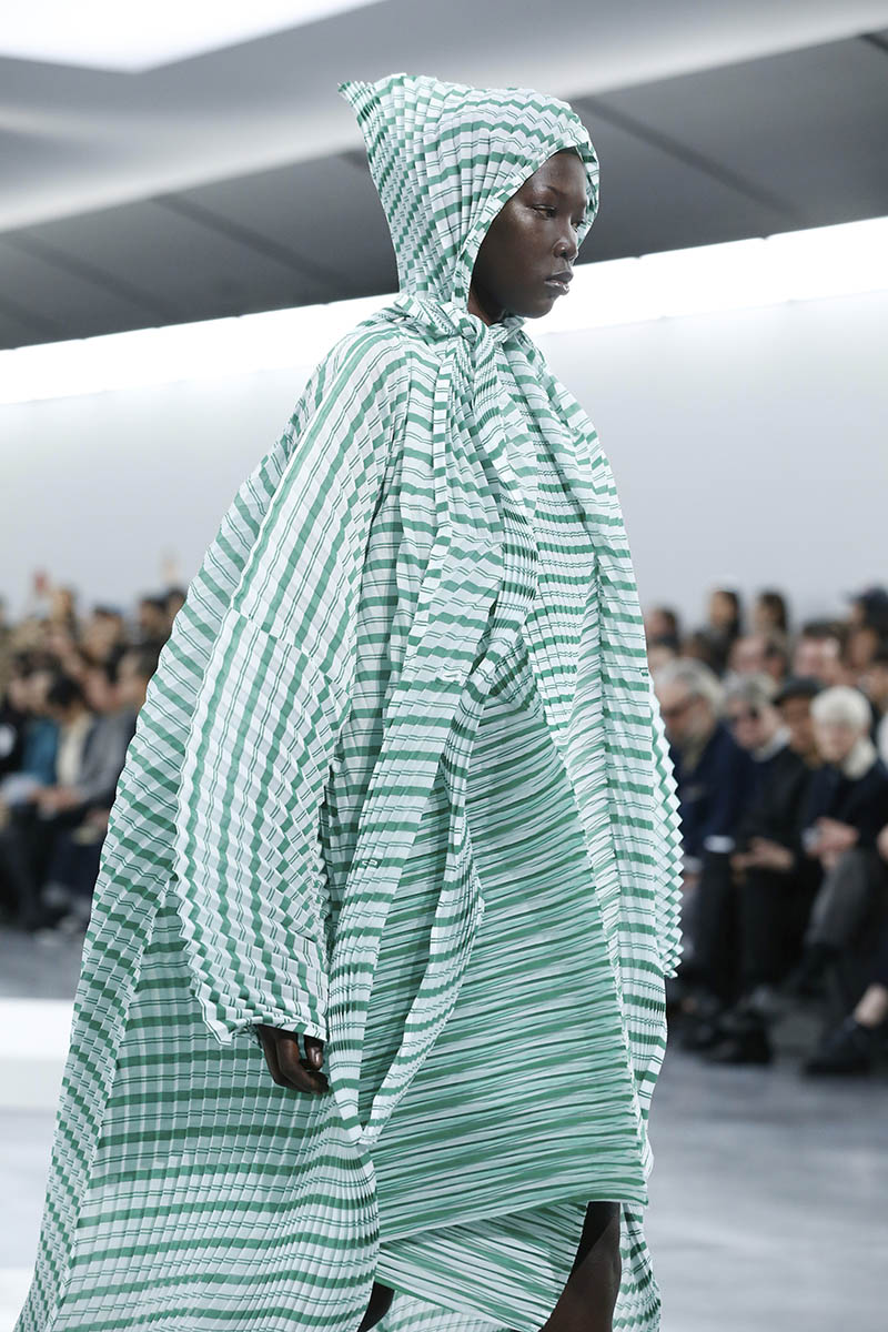 イッセイ ミヤケは現代アートと共演で、“曖昧さ”を表現。2025-'26年