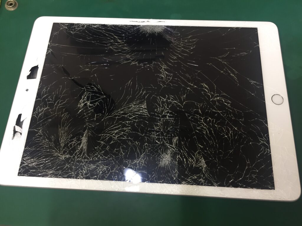 iPad8の画面が割れてしまってガラスの破片が飛び散って穴が空いている