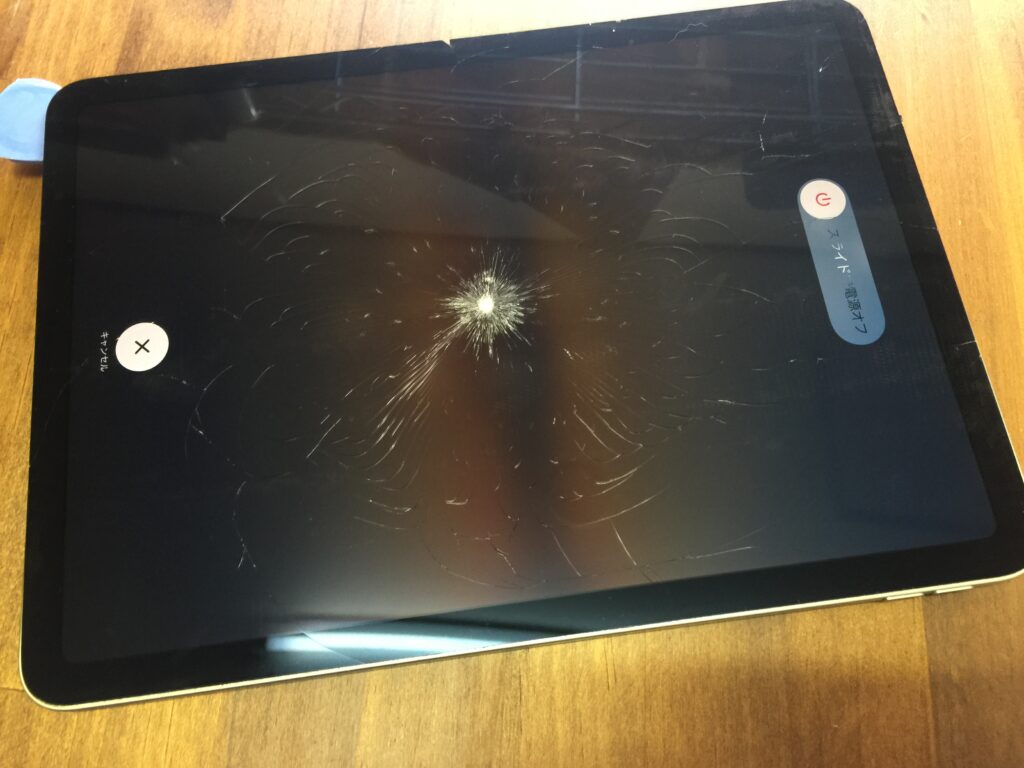 iPad Air 4 】画面に鉄球を落としたようなガラス割れのAir4を液晶交換
