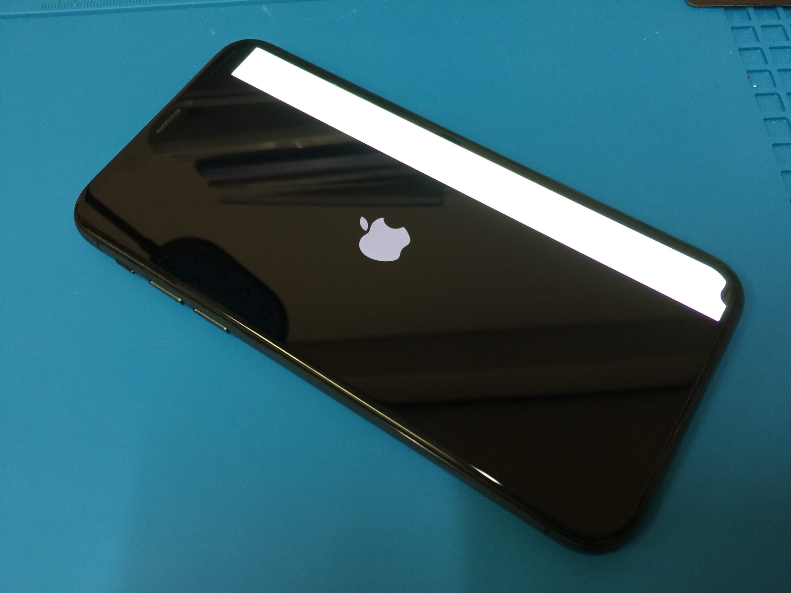 iPhoneXを落としてしまい画面右側に白い線が出て眩しい状態になってい