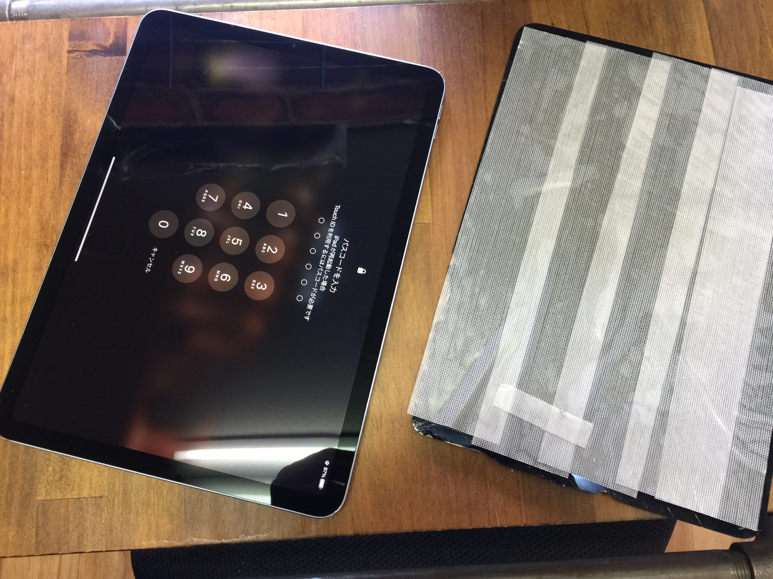 iPad Air 4 を角から落として画面がひび割れた状態を液晶交換修理しま