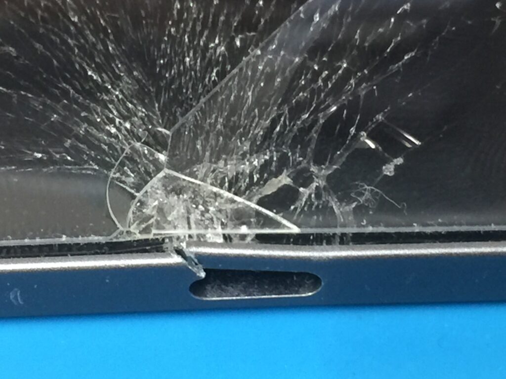 iPad Pro 11インチ （3）】画面下の充電器を差し込む所のフレームが