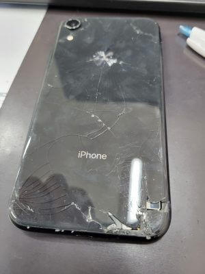 iPhoneの背面ガラス割れの放置は危険！その理由や応急処置を解説します