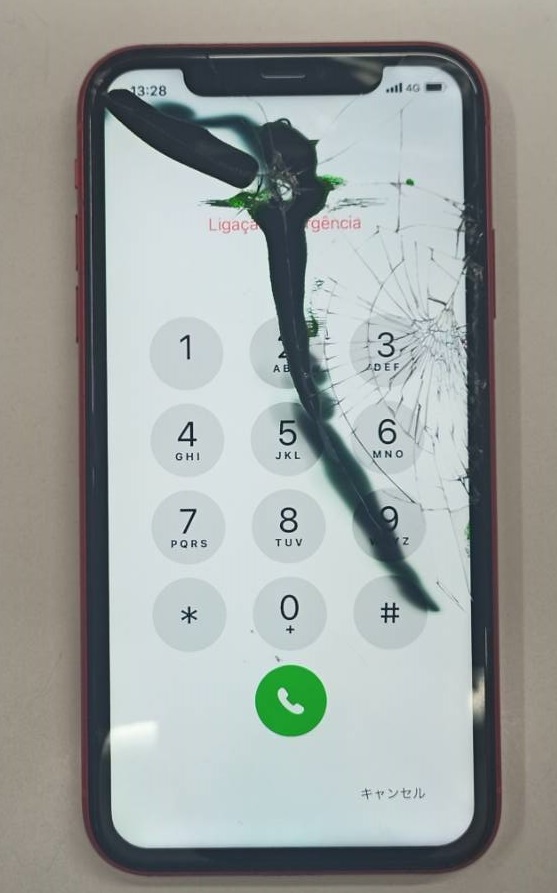 iPhone11の画面が割れ、黒く液晶漏れ！？ – iPhone修理を渋谷でお探し