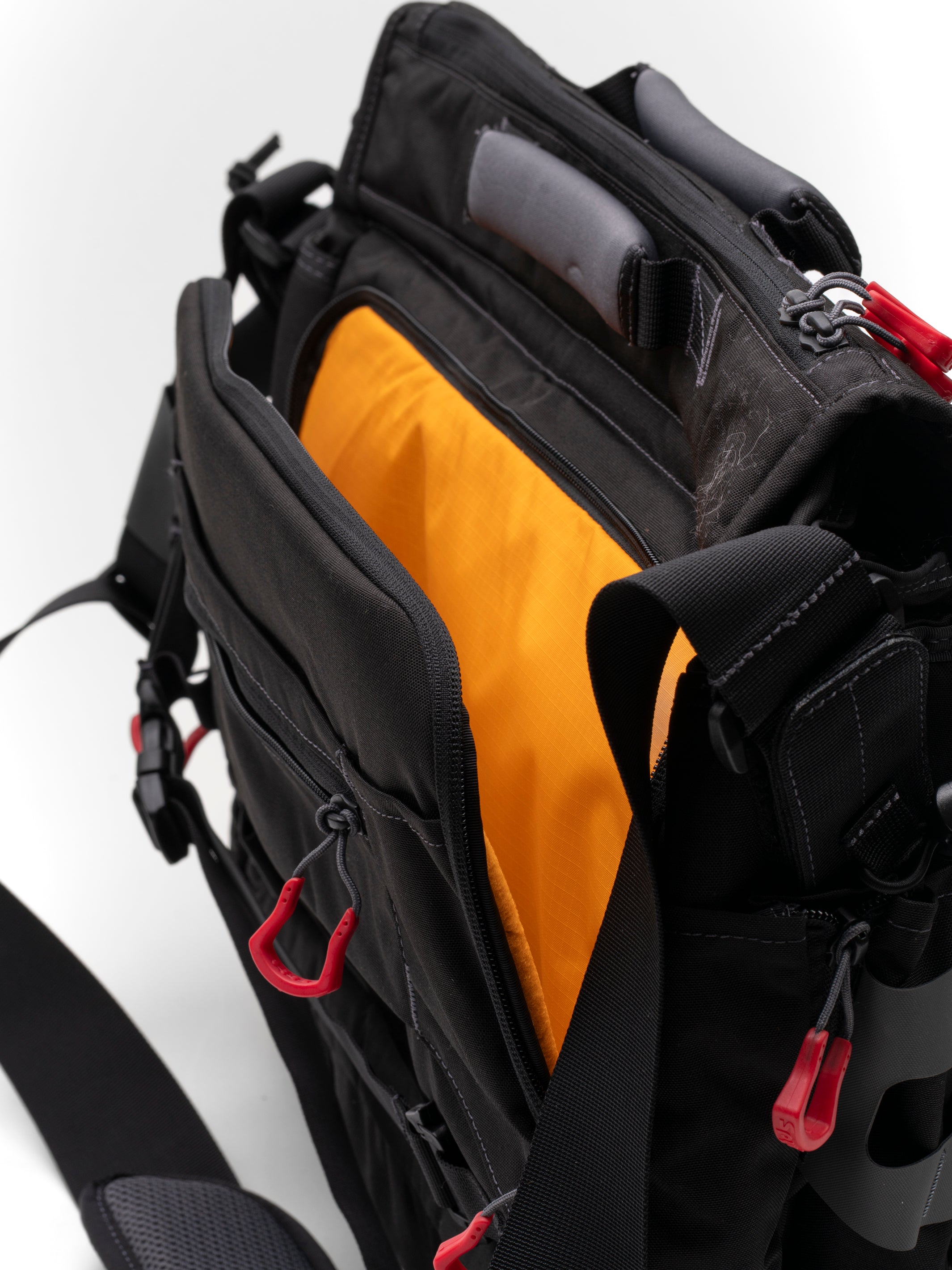 Spyderco X Vanquest® Envoy-17™ Messenger Bag