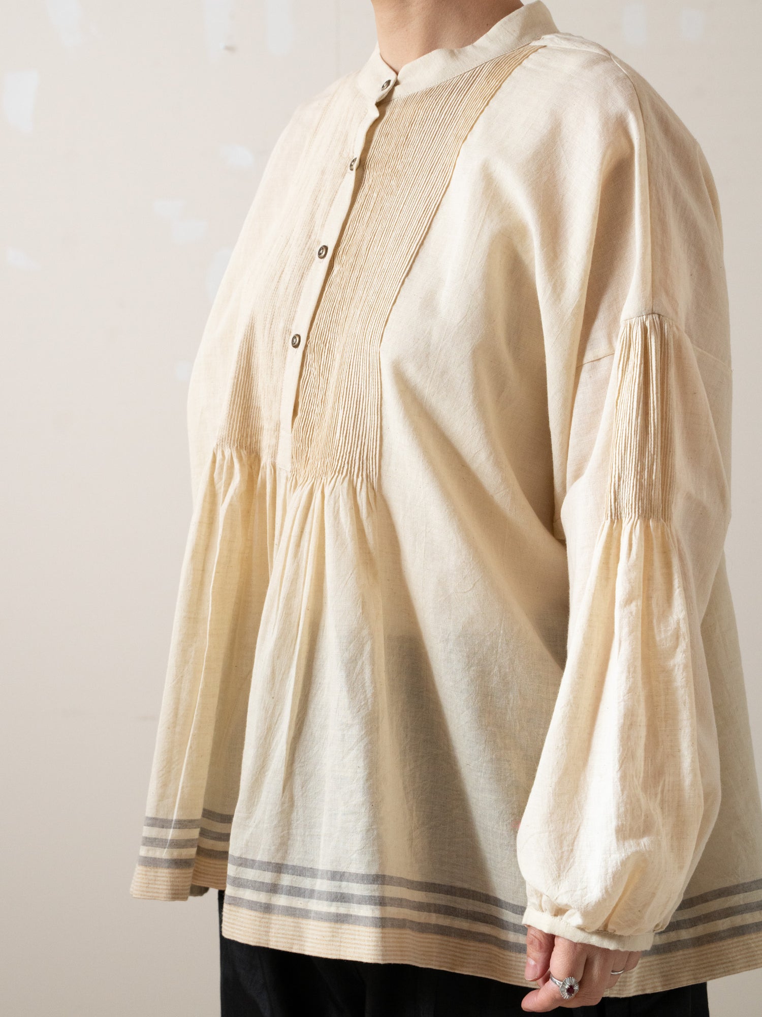 BUNON(ブノン) カディコットン エッジリネンピンタックブラウス – HEN.