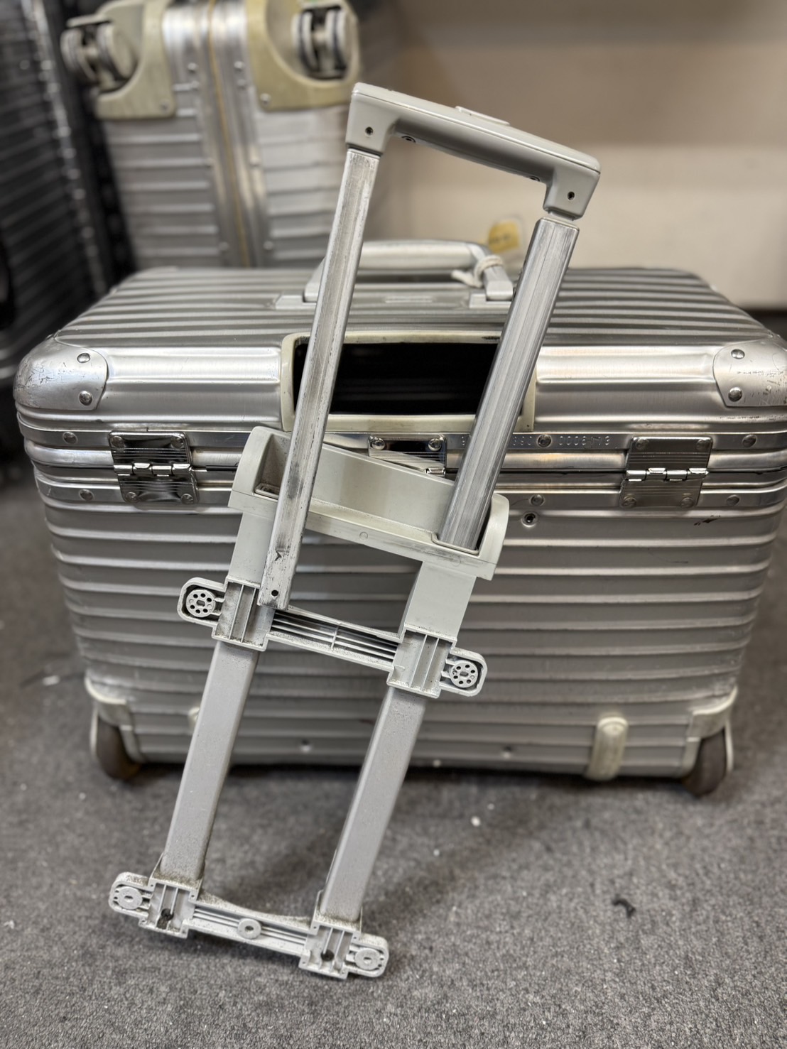 RIMOWA（リモワ）の伸縮ハンドルカスタム修理（純正品使用）│スーツ