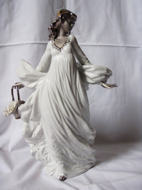 専用です。 LLADRO、春の輝き。ドレスの美しさ。バスケットの花が魅力