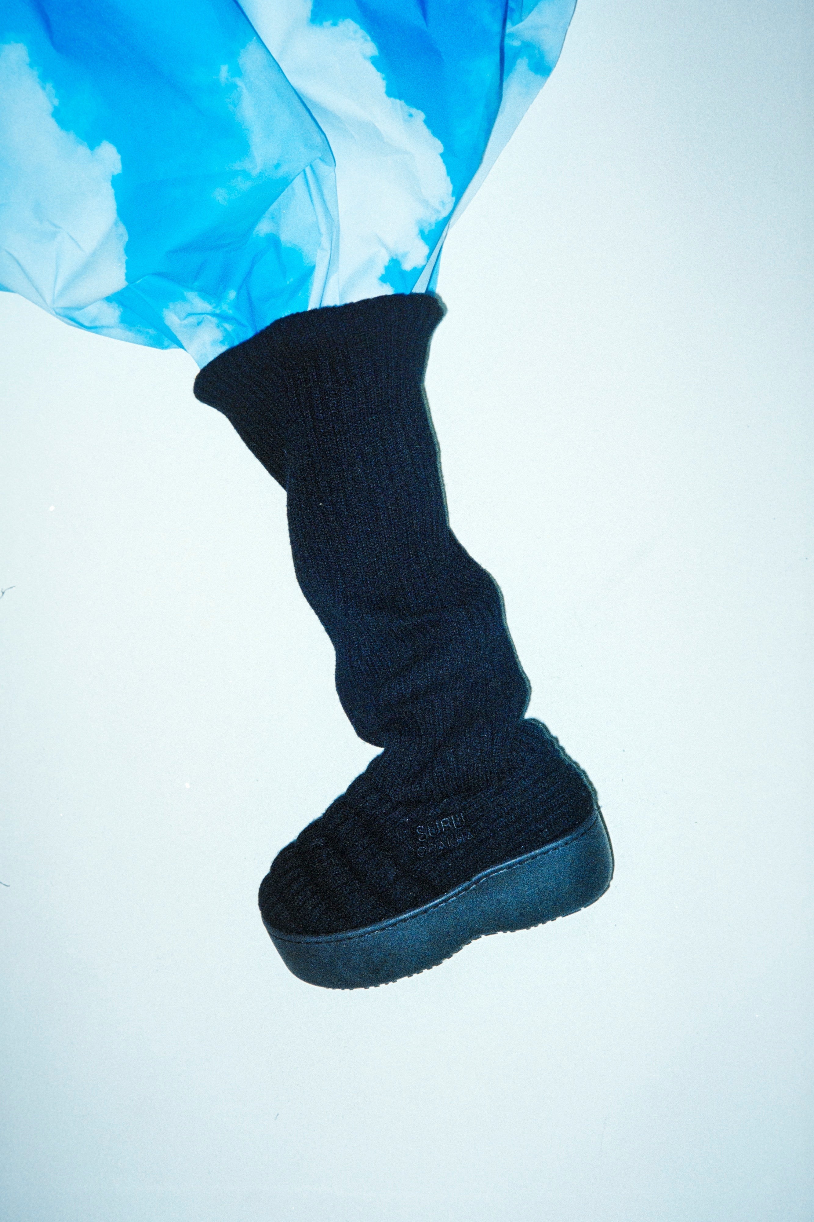 ODAKHA×SUBUコラボレーションアイテム発売。新感覚ブーツ「loose socks