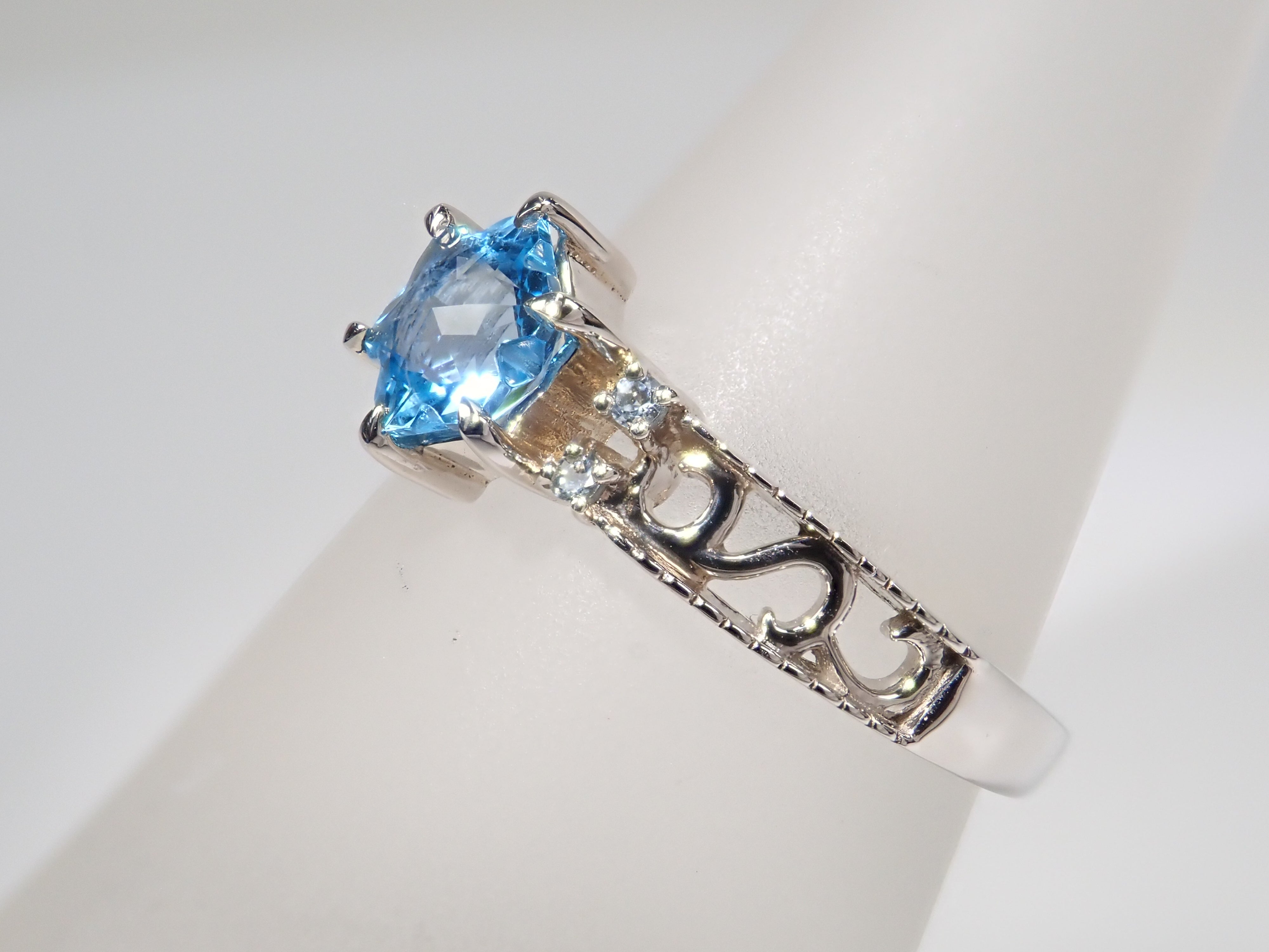 Pt950ブラジル産スイスブルートパーズ0.756ct・アクアマリンリング