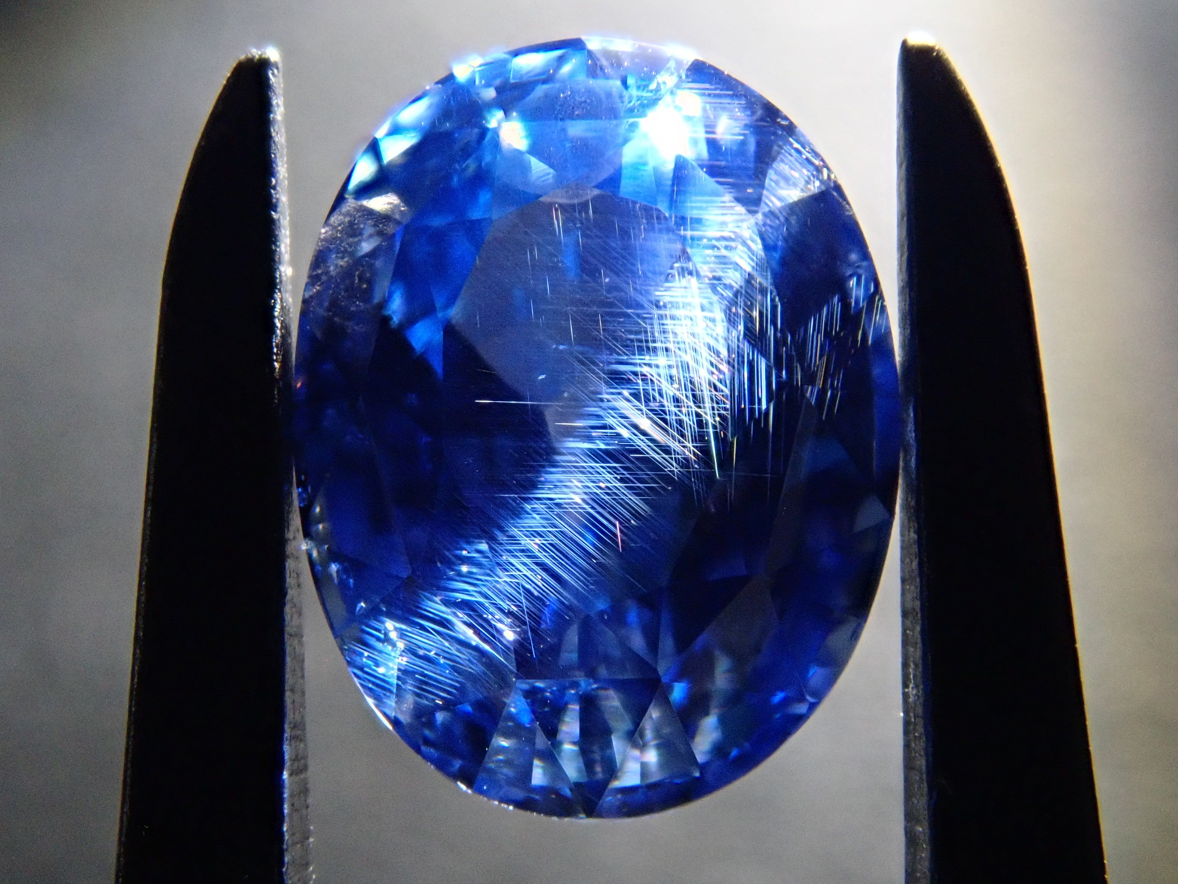 スリランカ産非加熱サファイア 1.550ctルース