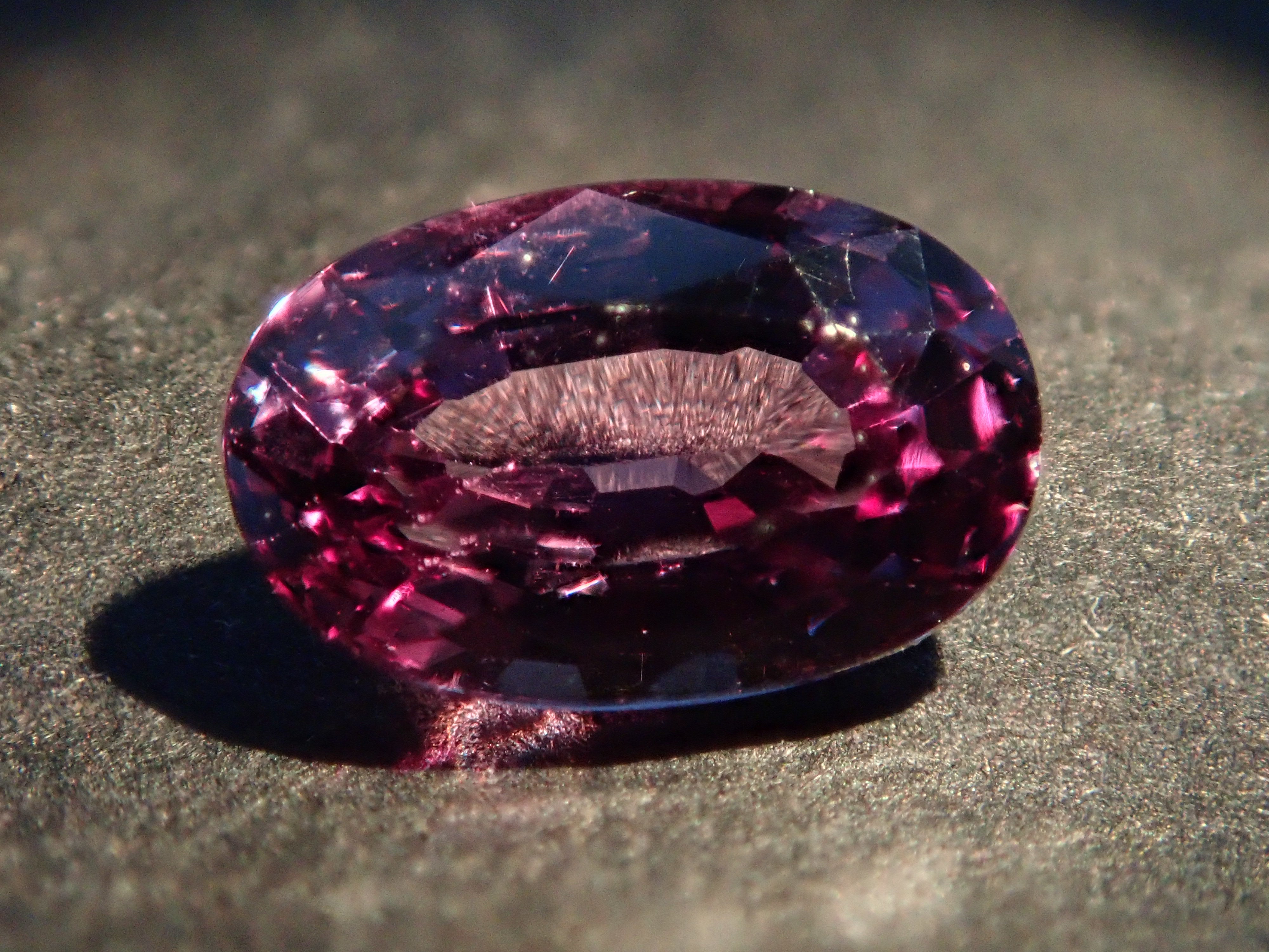 マダガスカル産カラーチェンジガーネット 0.648ctルース 日独