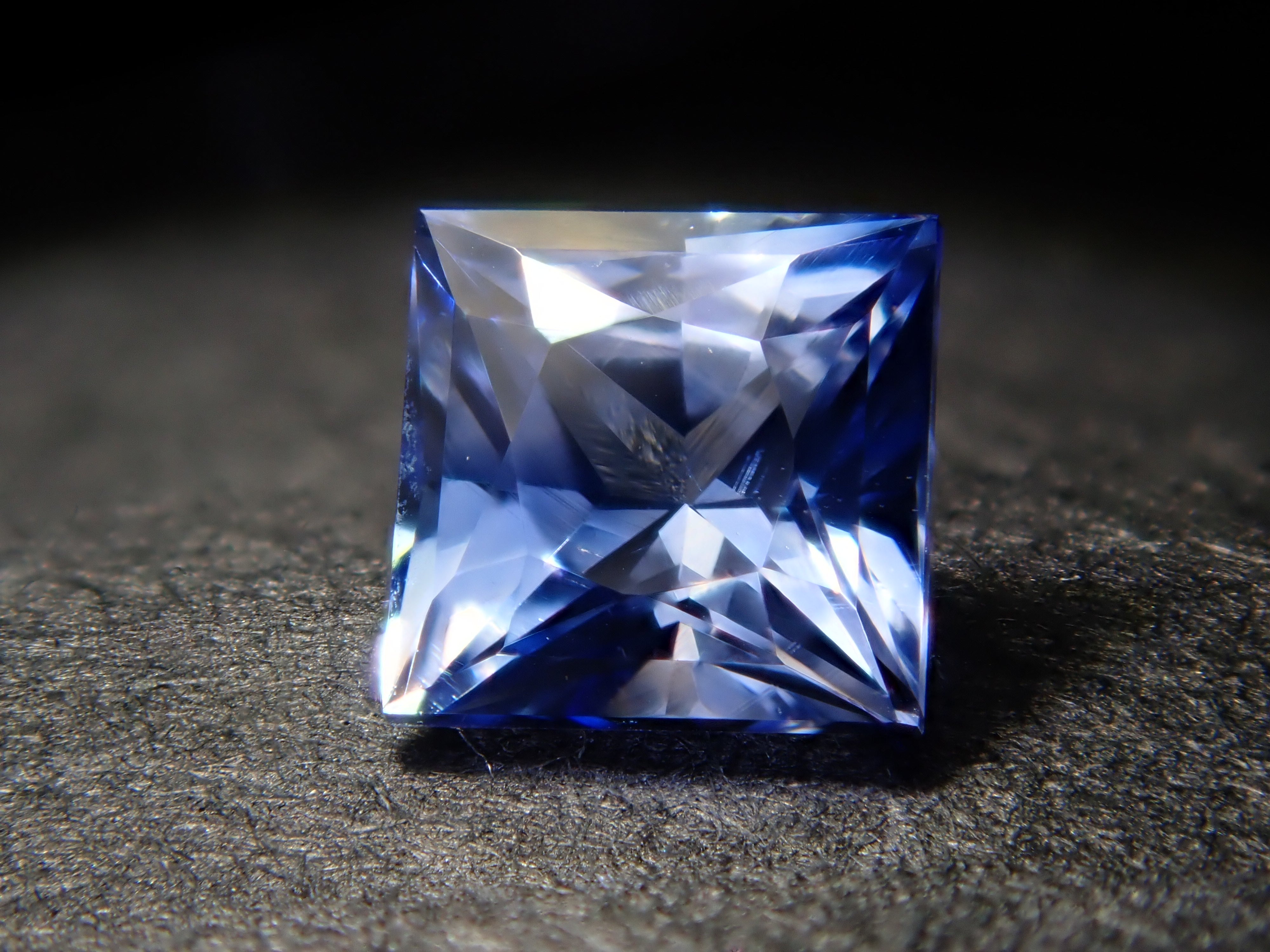 スリランカ産ブルーサファイア（アイスブルー） 0.271ctルース