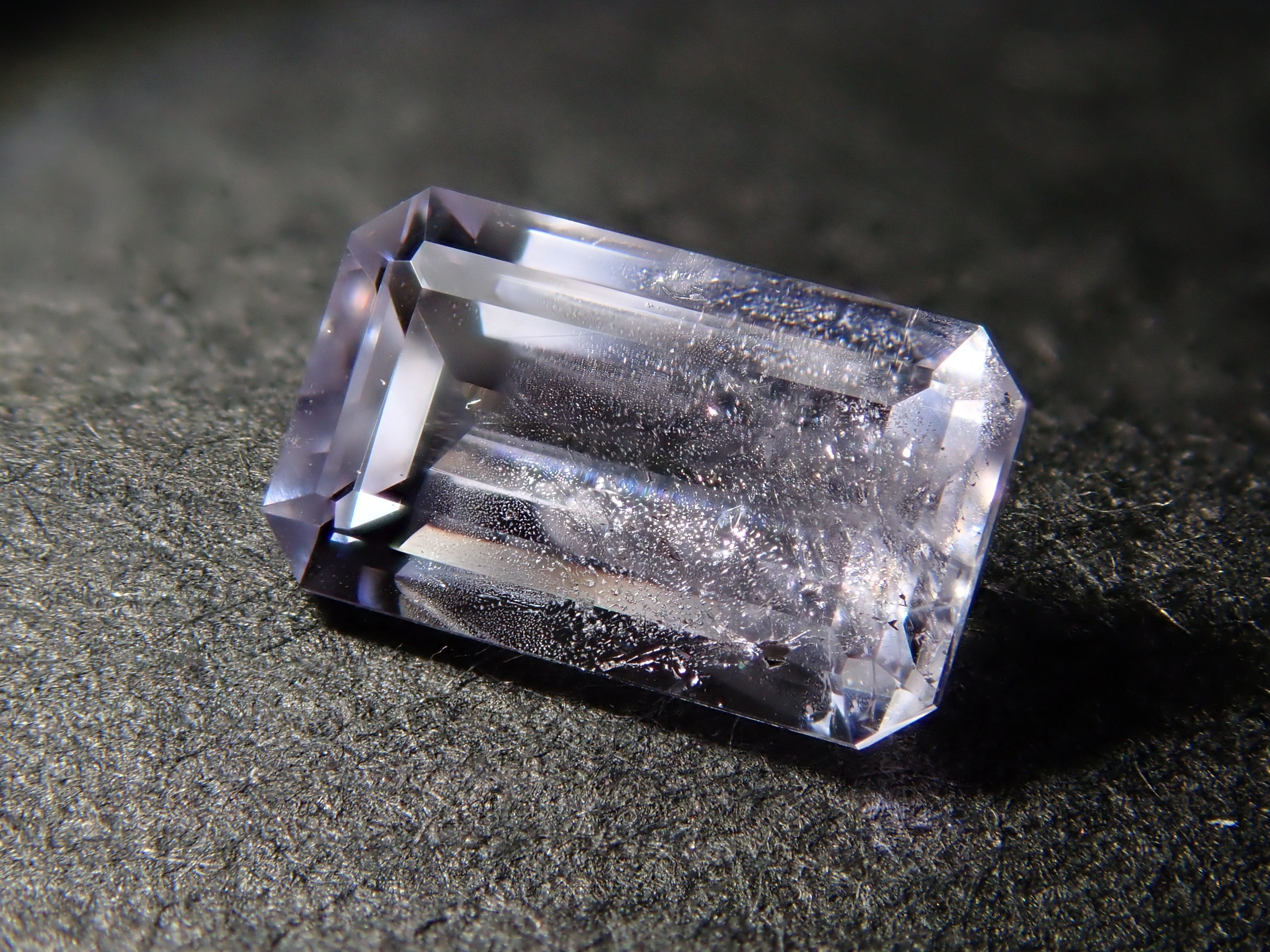 タンザニア産マグネシオアキシナイト 0.380ctルース