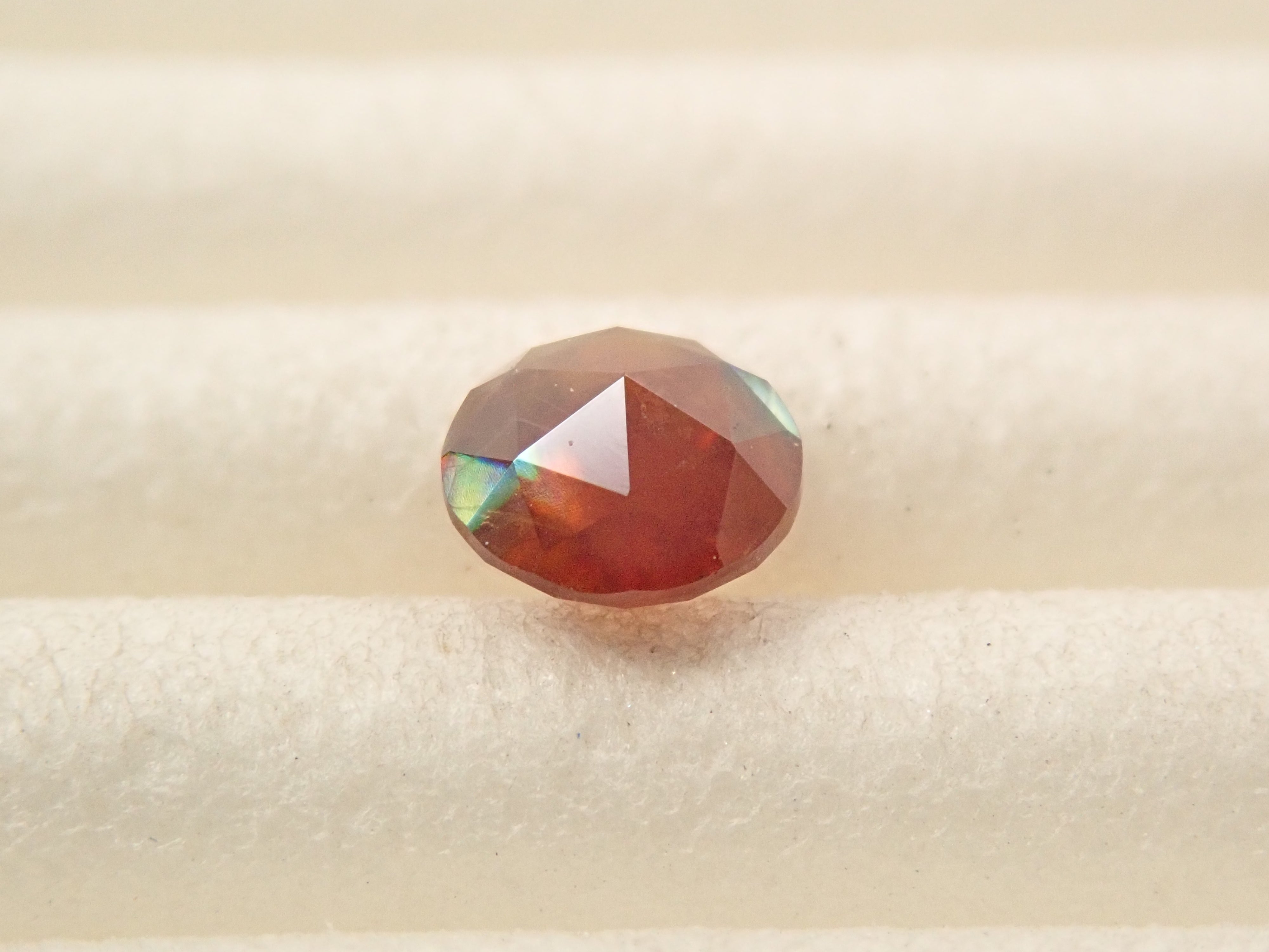 奈良県天川村産レインボーガーネット 3.9mm/0.321ctルース（ローズカット）