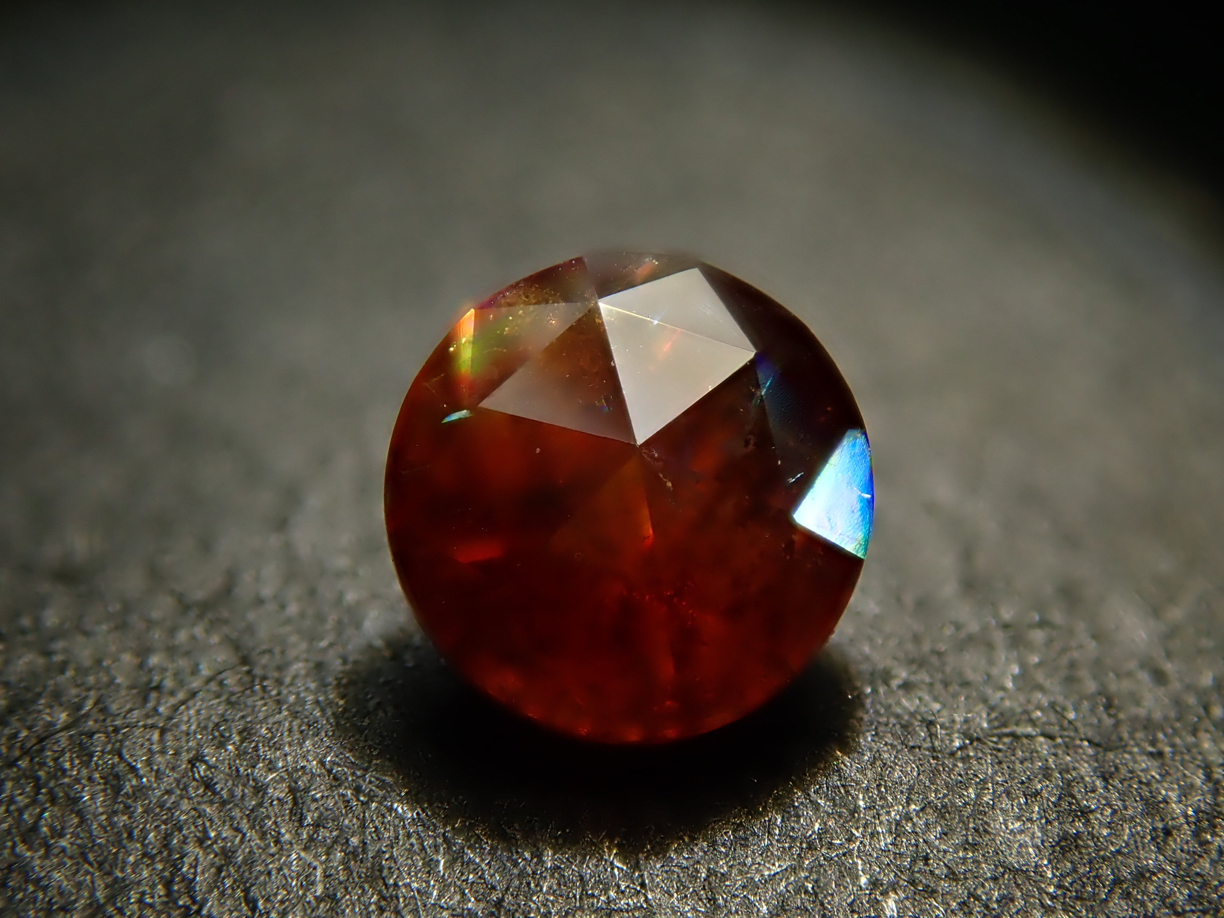 奈良県天川村産レインボーガーネット 3.9mm/0.321ctルース（ローズカット）