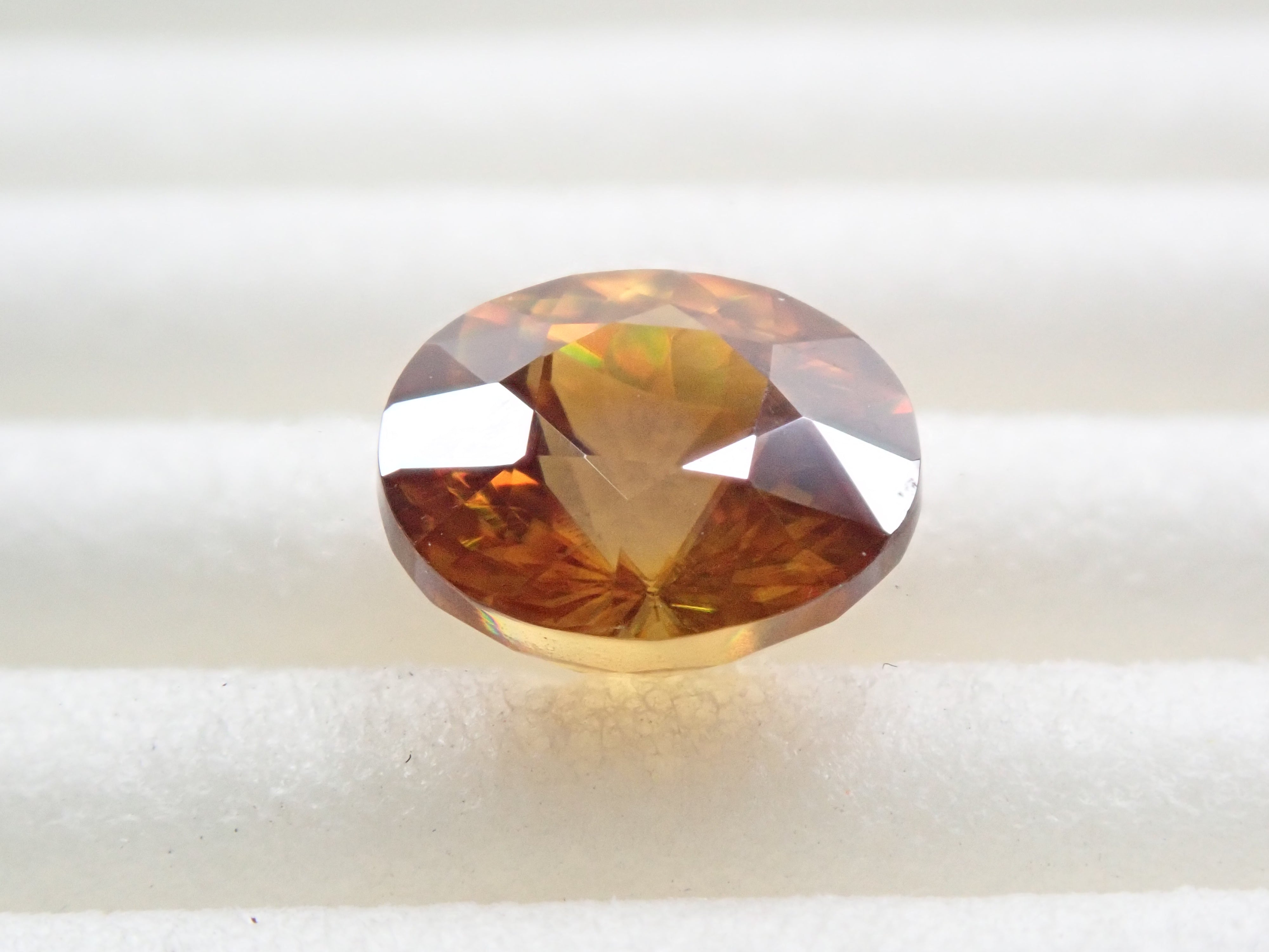 マダガスカル産ゴールデンスフェーン 6.5mm/1.183ctルース