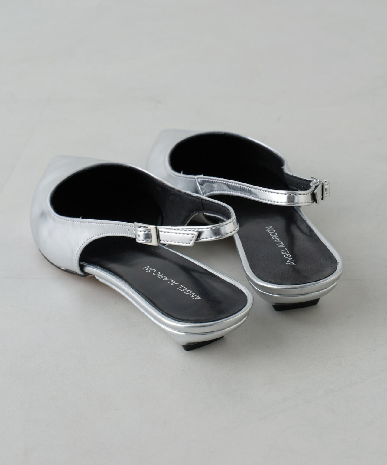 ANGEL ALARCON / ポインテッド スリングバック ミュール