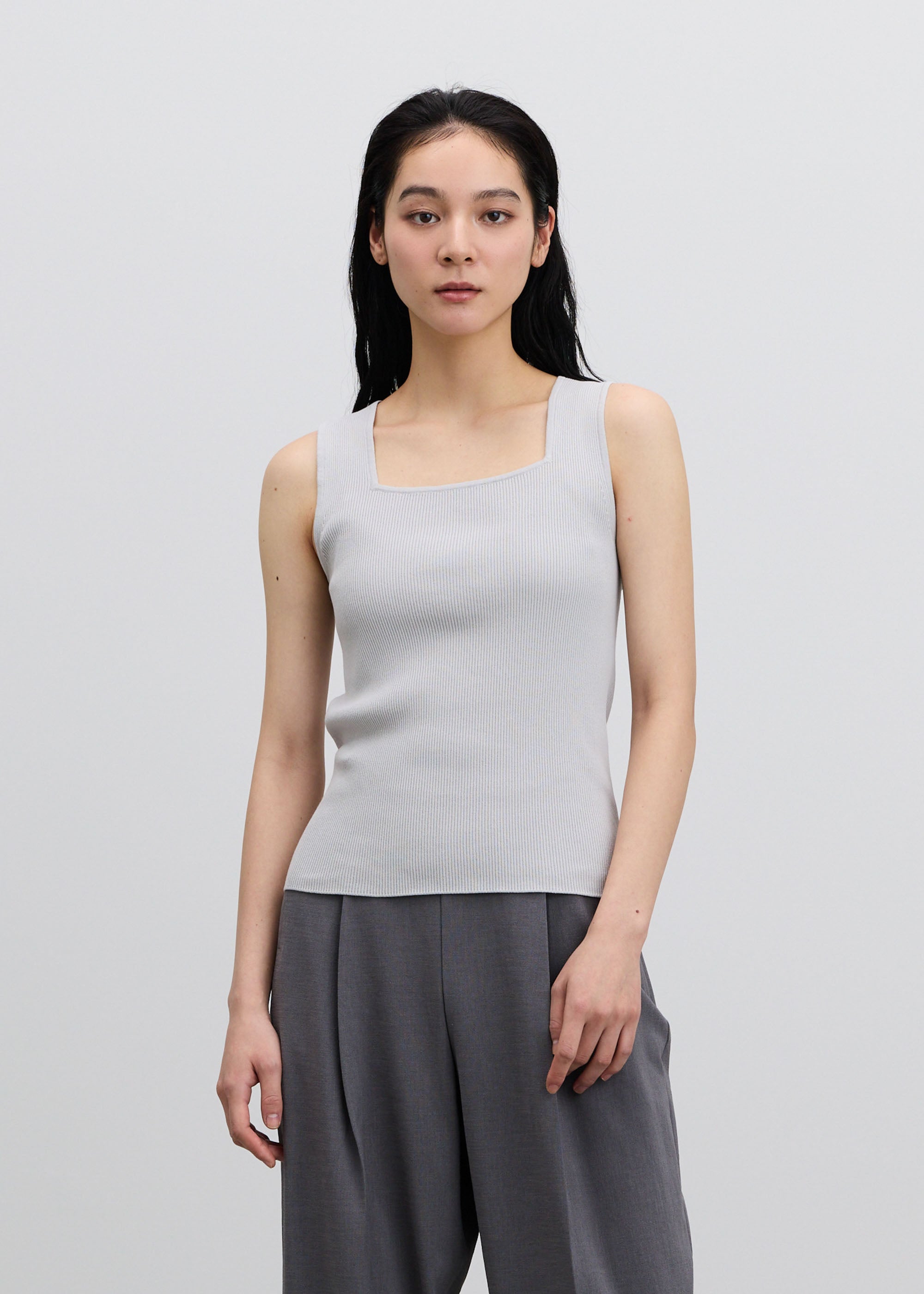 美Neck ノースリーブニット (スクエアネック)- SOÉJU online store