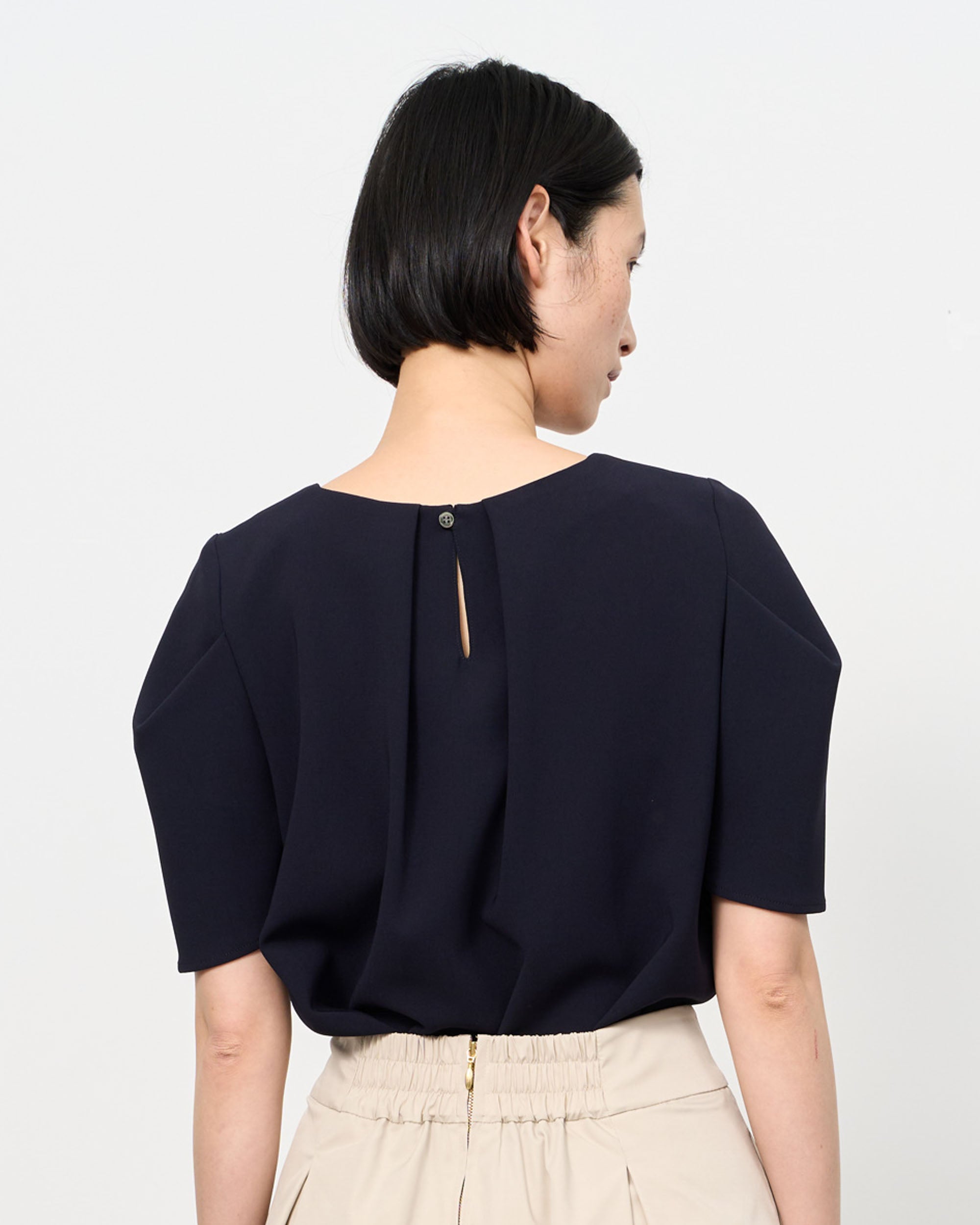 肩タックブラウス - SOÉJU online store｜上質な大人の女性のための